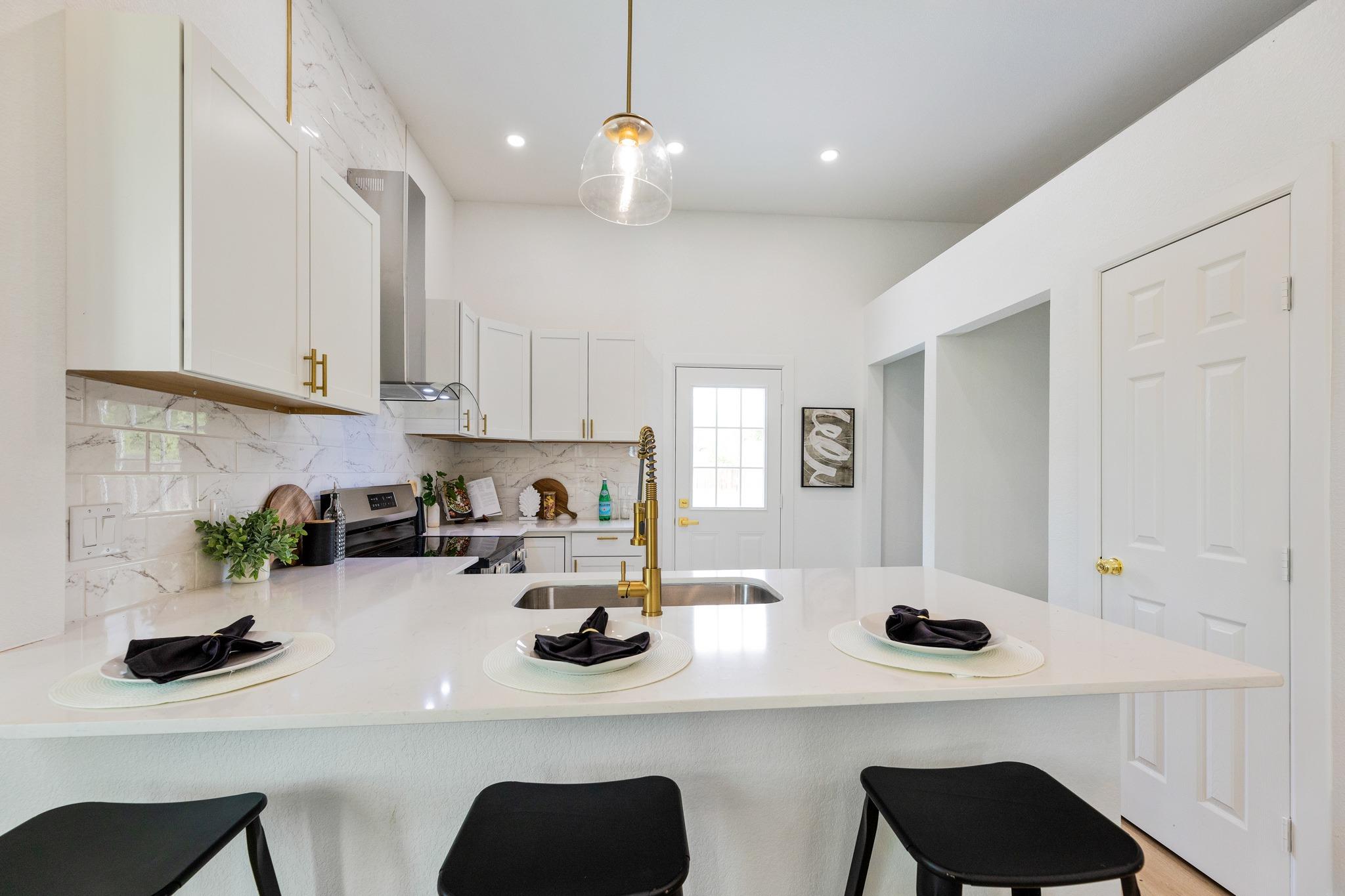 910 W 4th St, Taylor, TX 76574