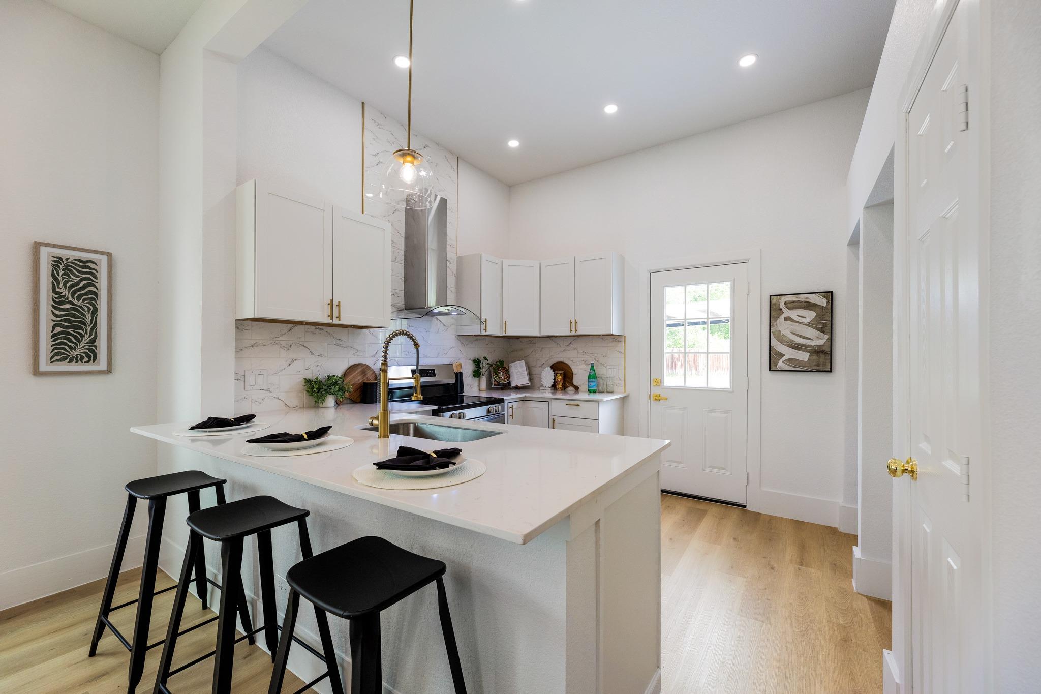 910 W 4th St, Taylor, TX 76574