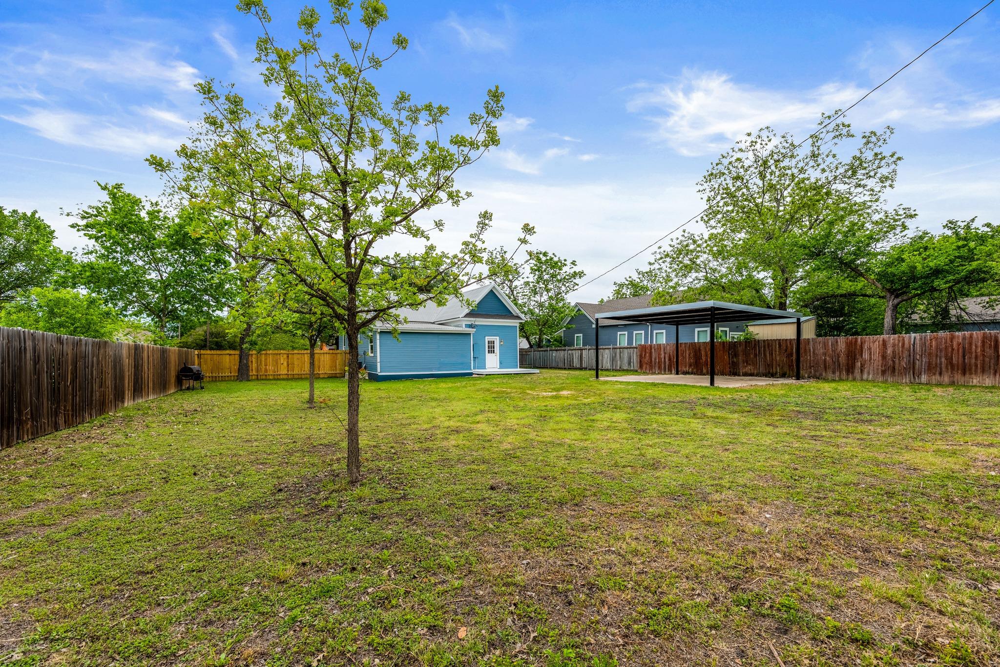 910 W 4th St, Taylor, TX 76574