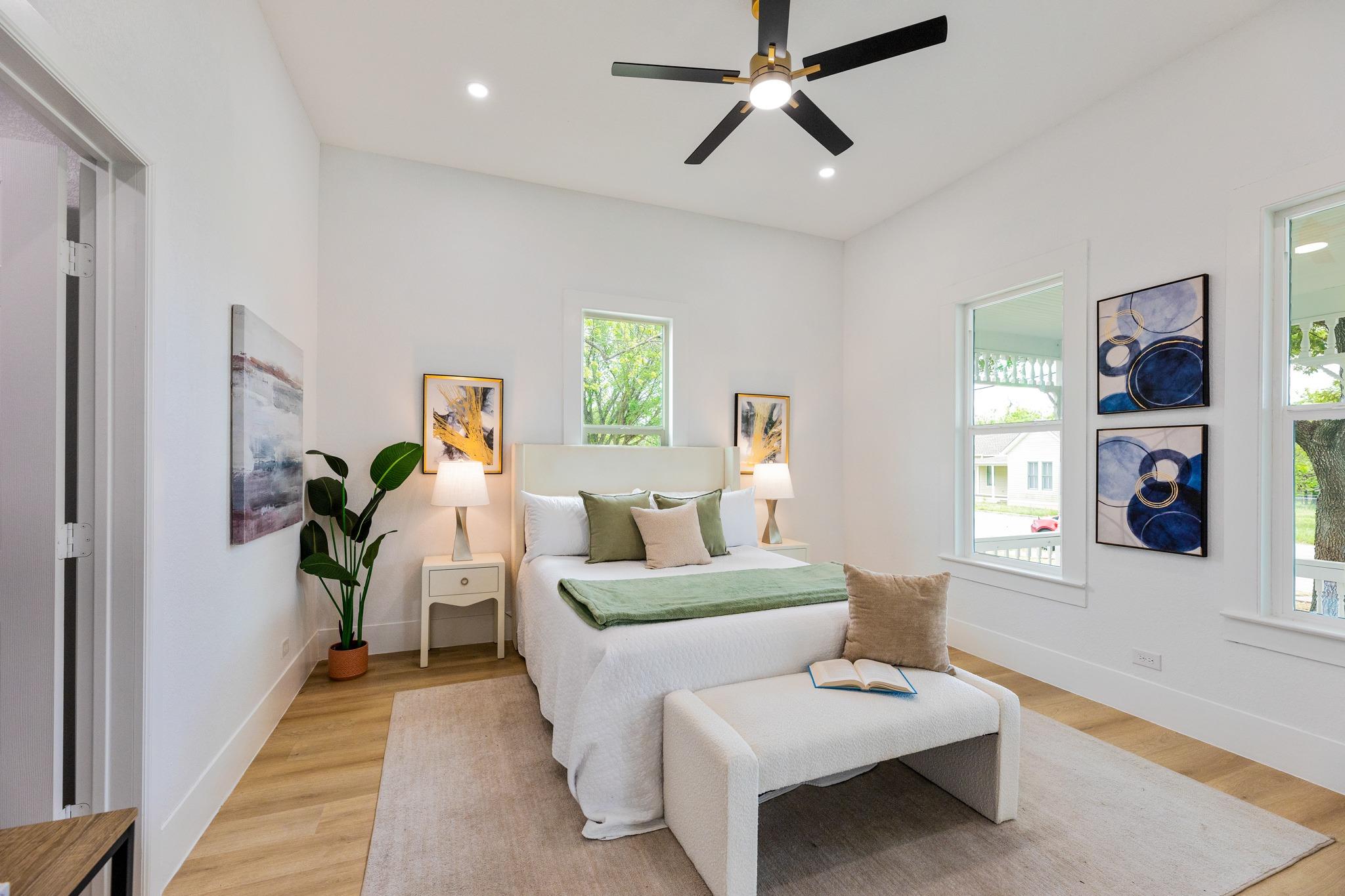 910 W 4th St, Taylor, TX 76574