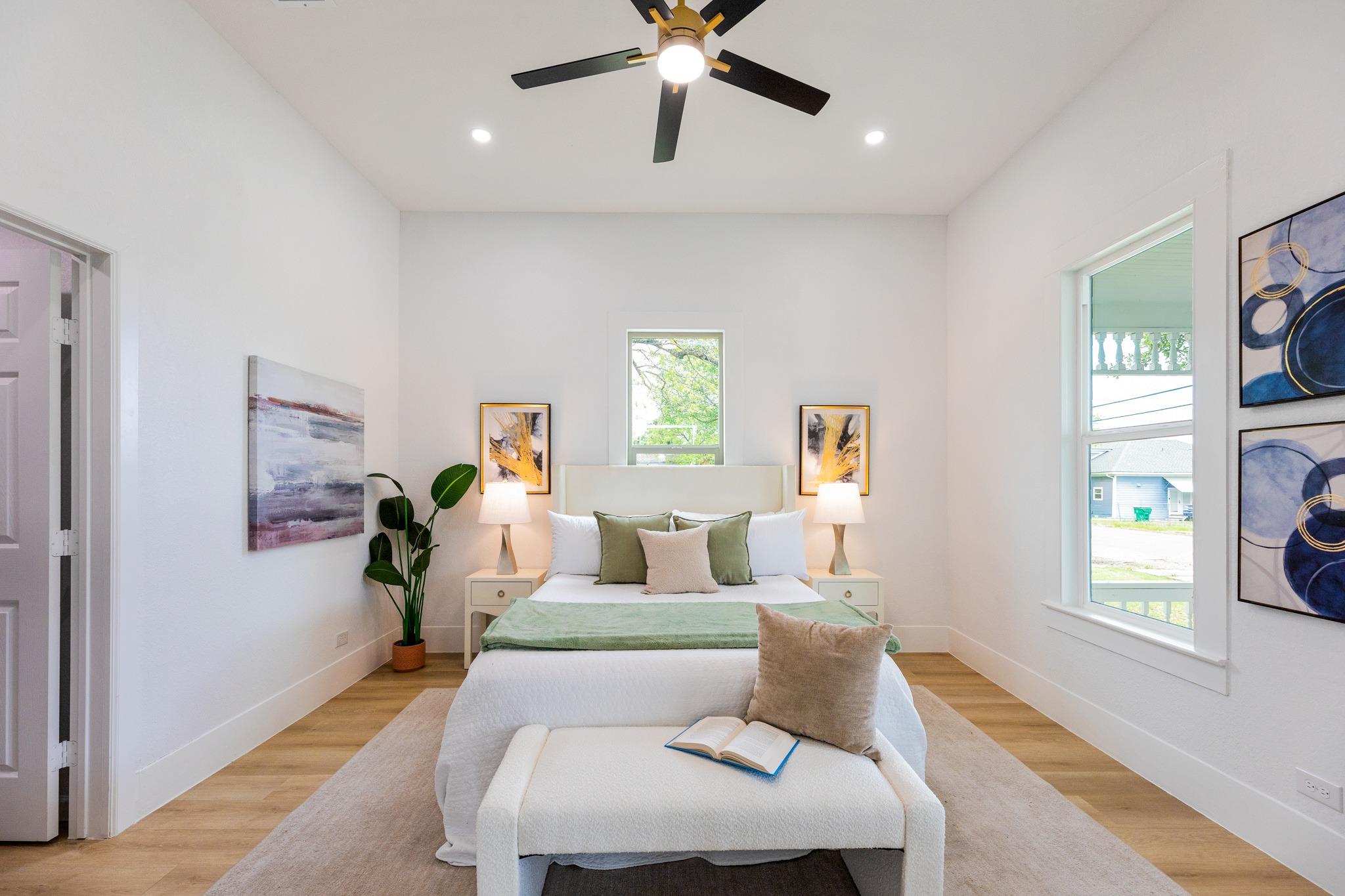 910 W 4th St, Taylor, TX 76574