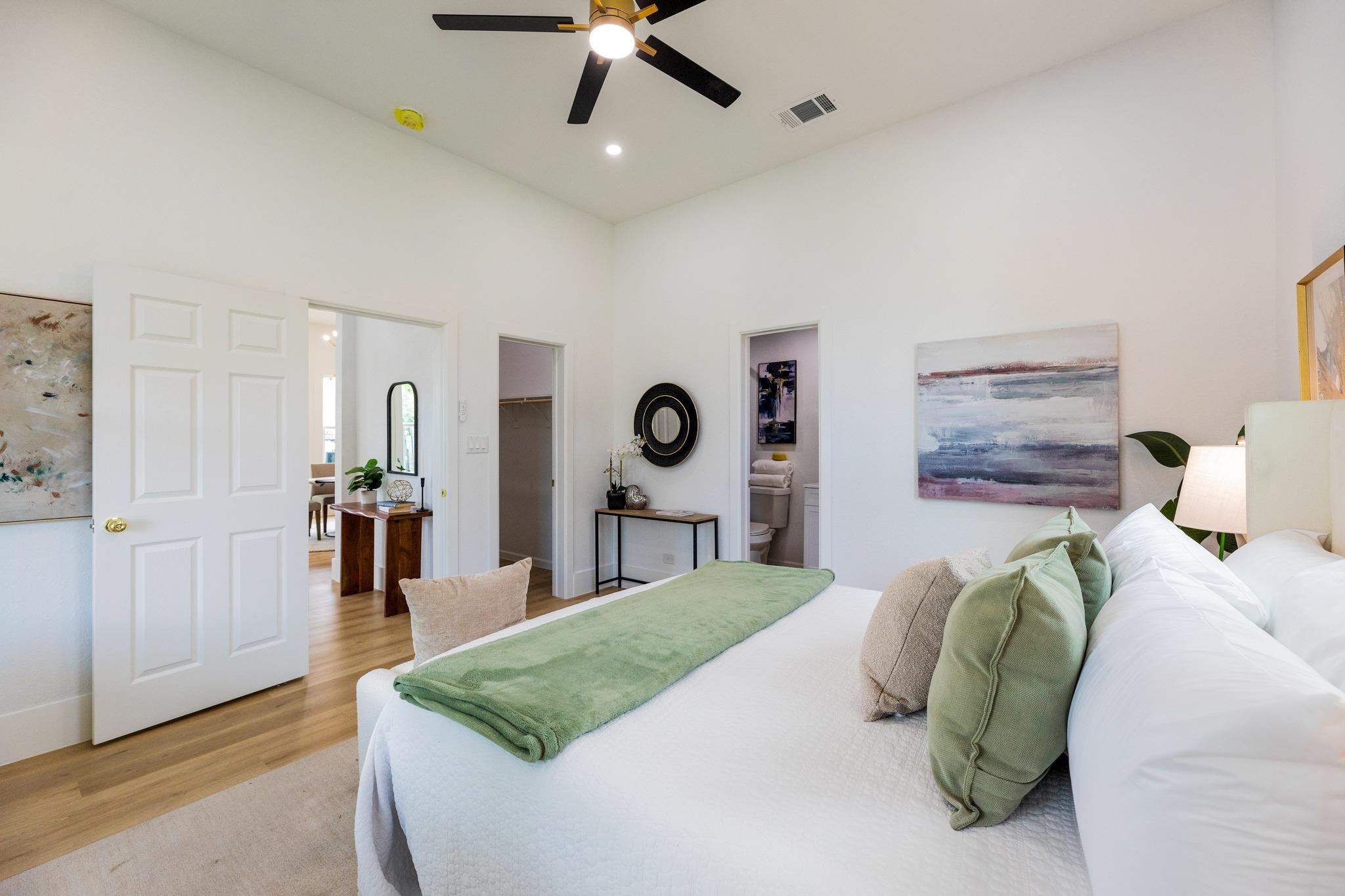 910 W 4th St, Taylor, TX 76574