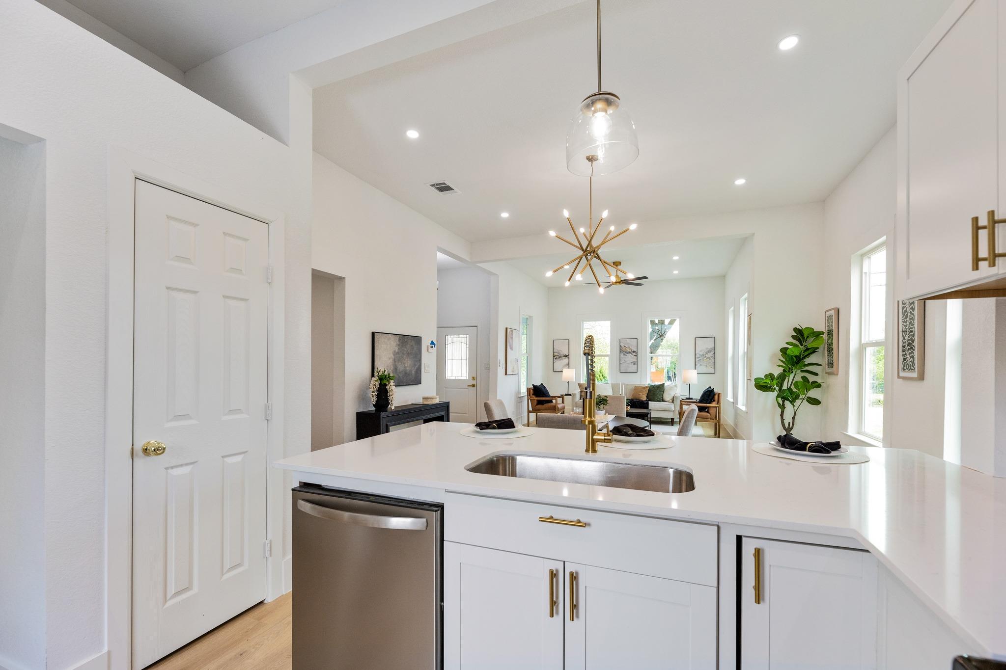 910 W 4th St, Taylor, TX 76574