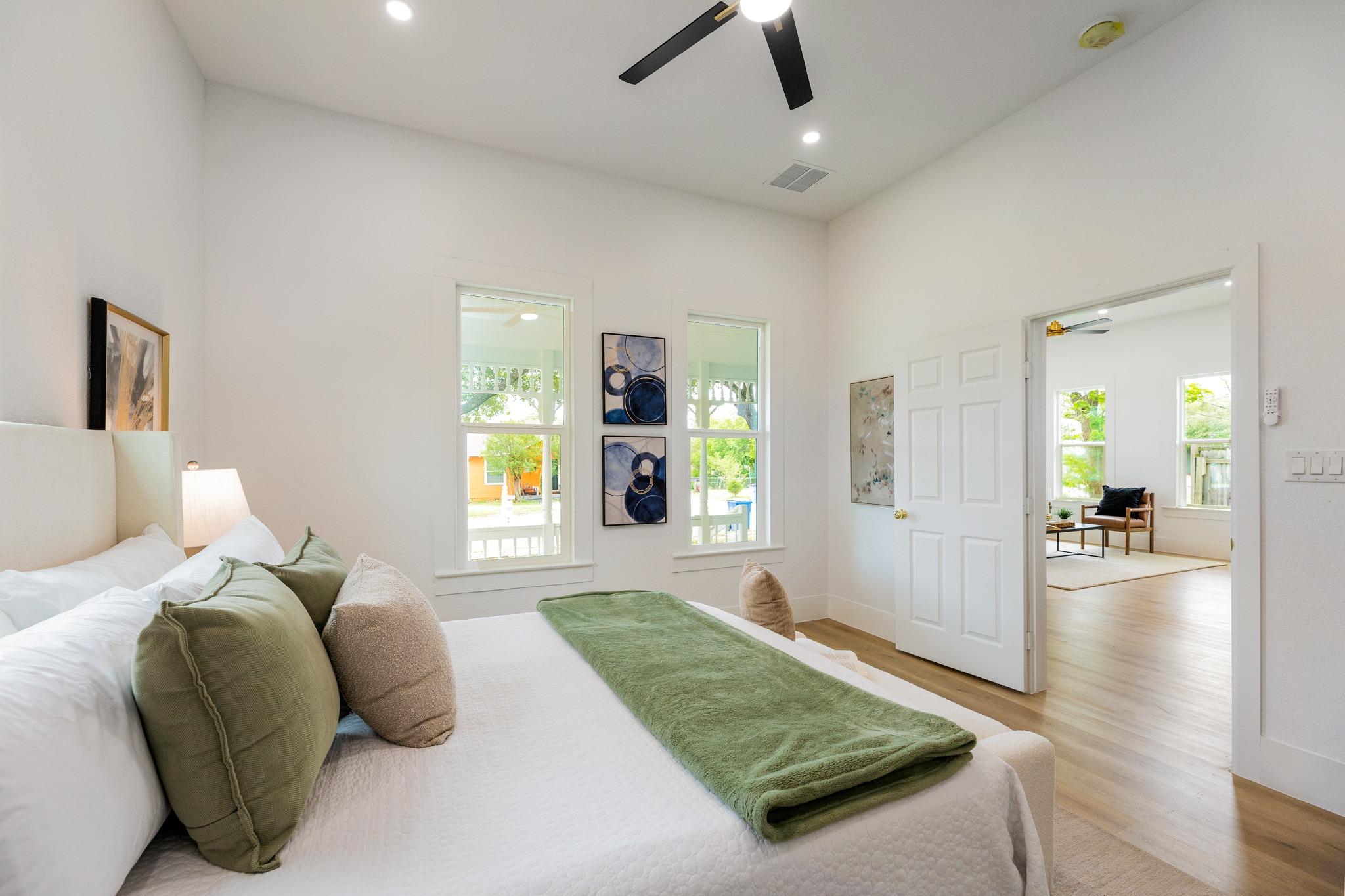 910 W 4th St, Taylor, TX 76574