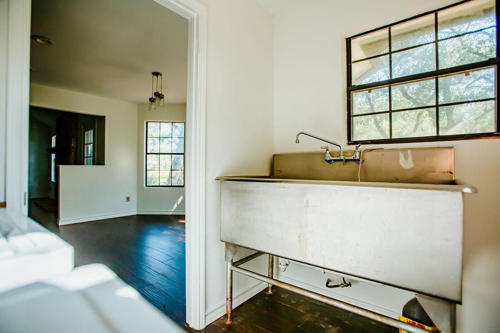 204 E Lakeshore Dr, Dripping Springs, TX 78620