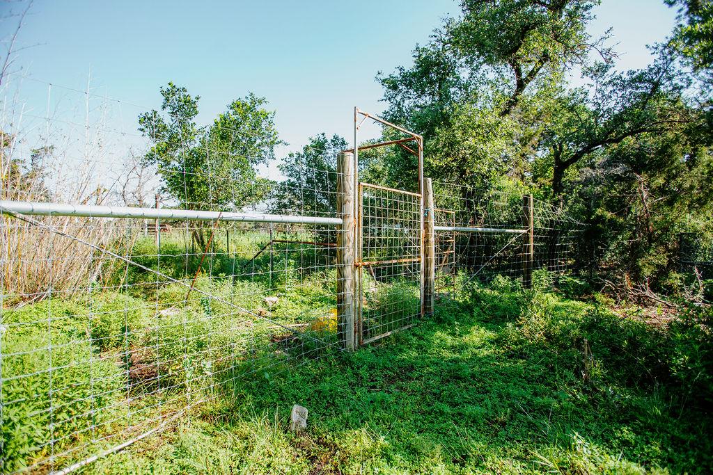 204 E Lakeshore Dr, Dripping Springs, TX 78620