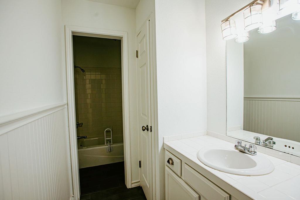 204 E Lakeshore Dr, Dripping Springs, TX 78620