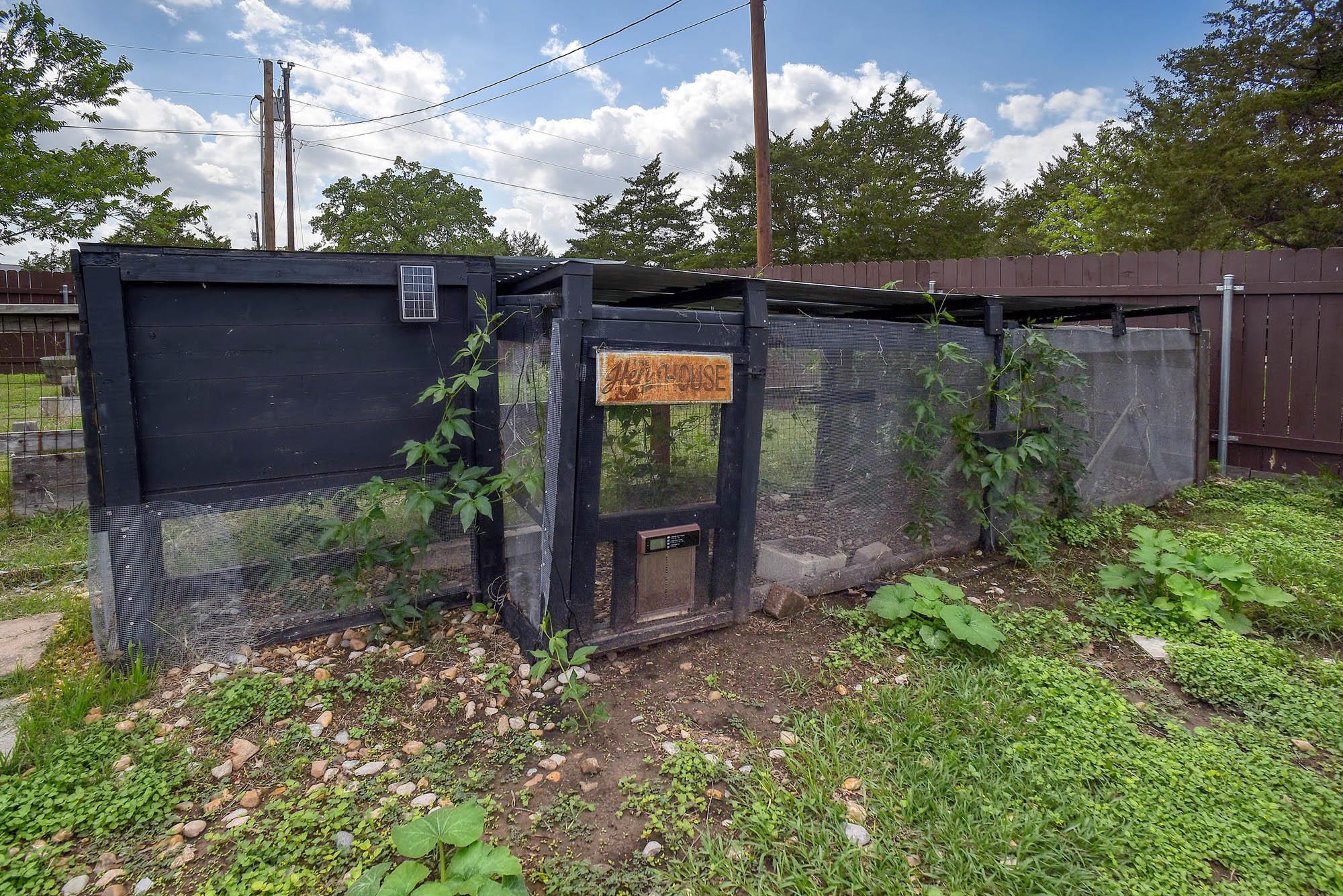 102 W Oak Loop, Cedar Creek, TX 78612