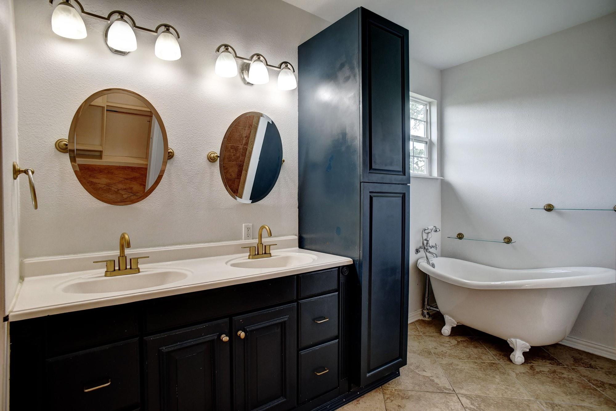 102 W Oak Loop, Cedar Creek, TX 78612