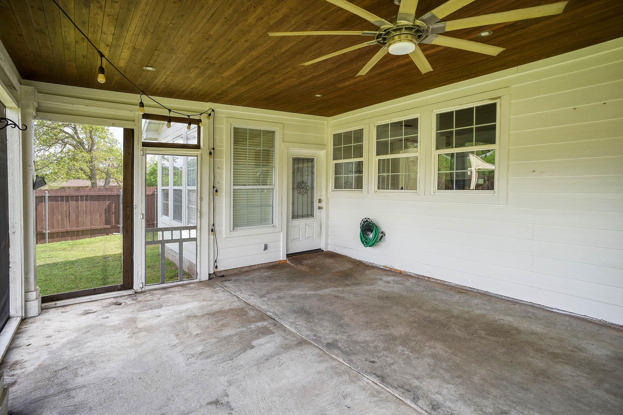 102 W Oak Loop, Cedar Creek, TX 78612