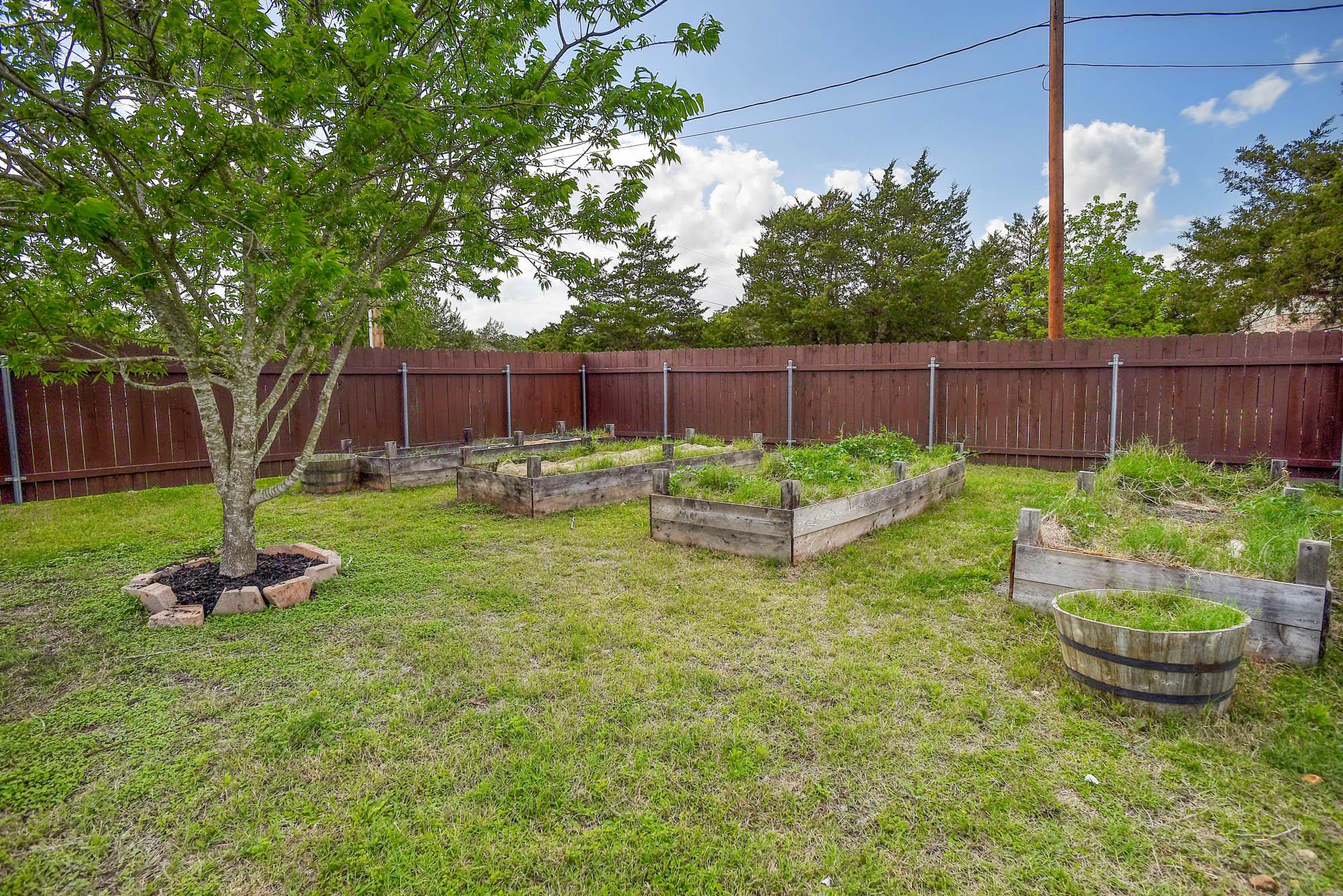 102 W Oak Loop, Cedar Creek, TX 78612