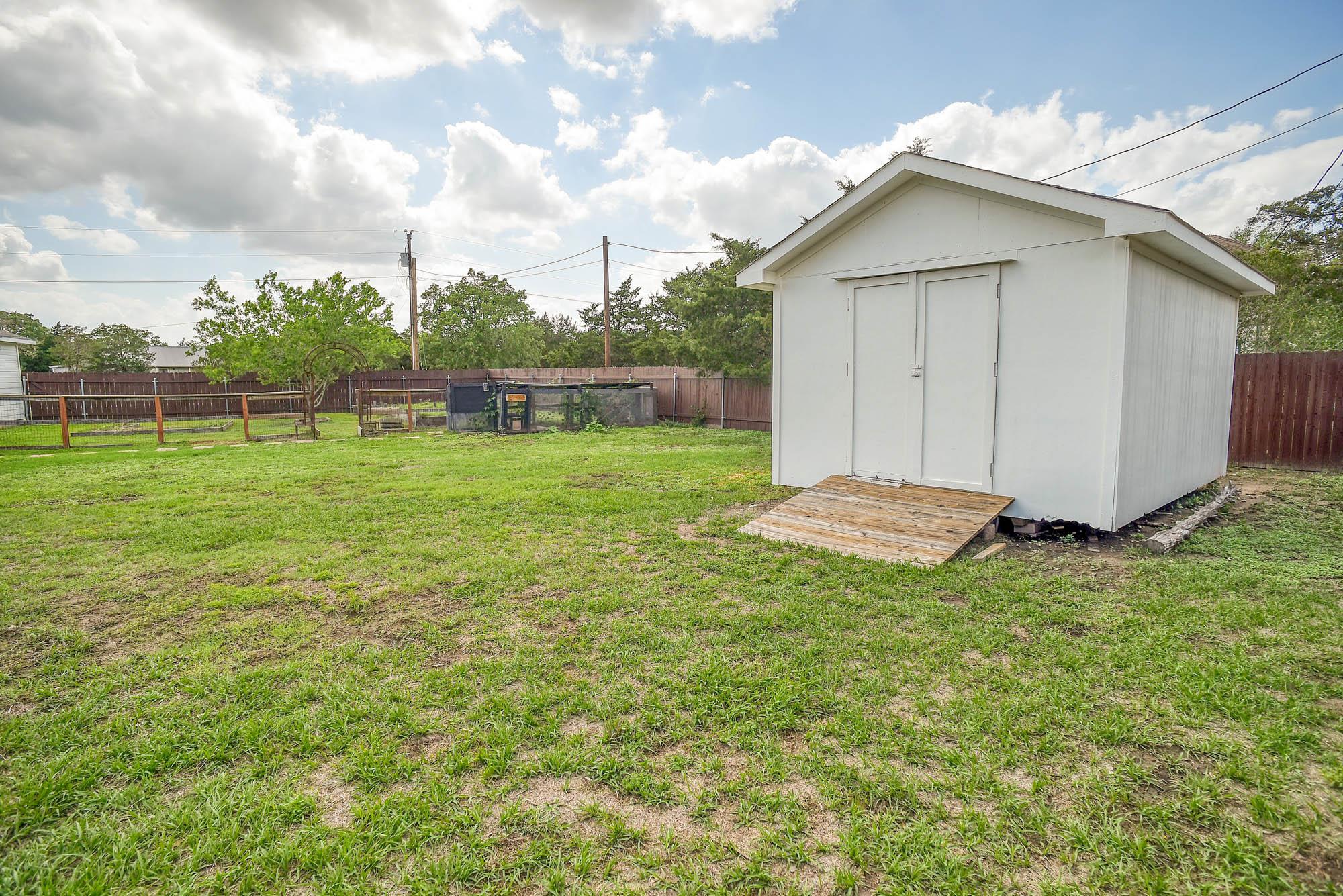 102 W Oak Loop, Cedar Creek, TX 78612