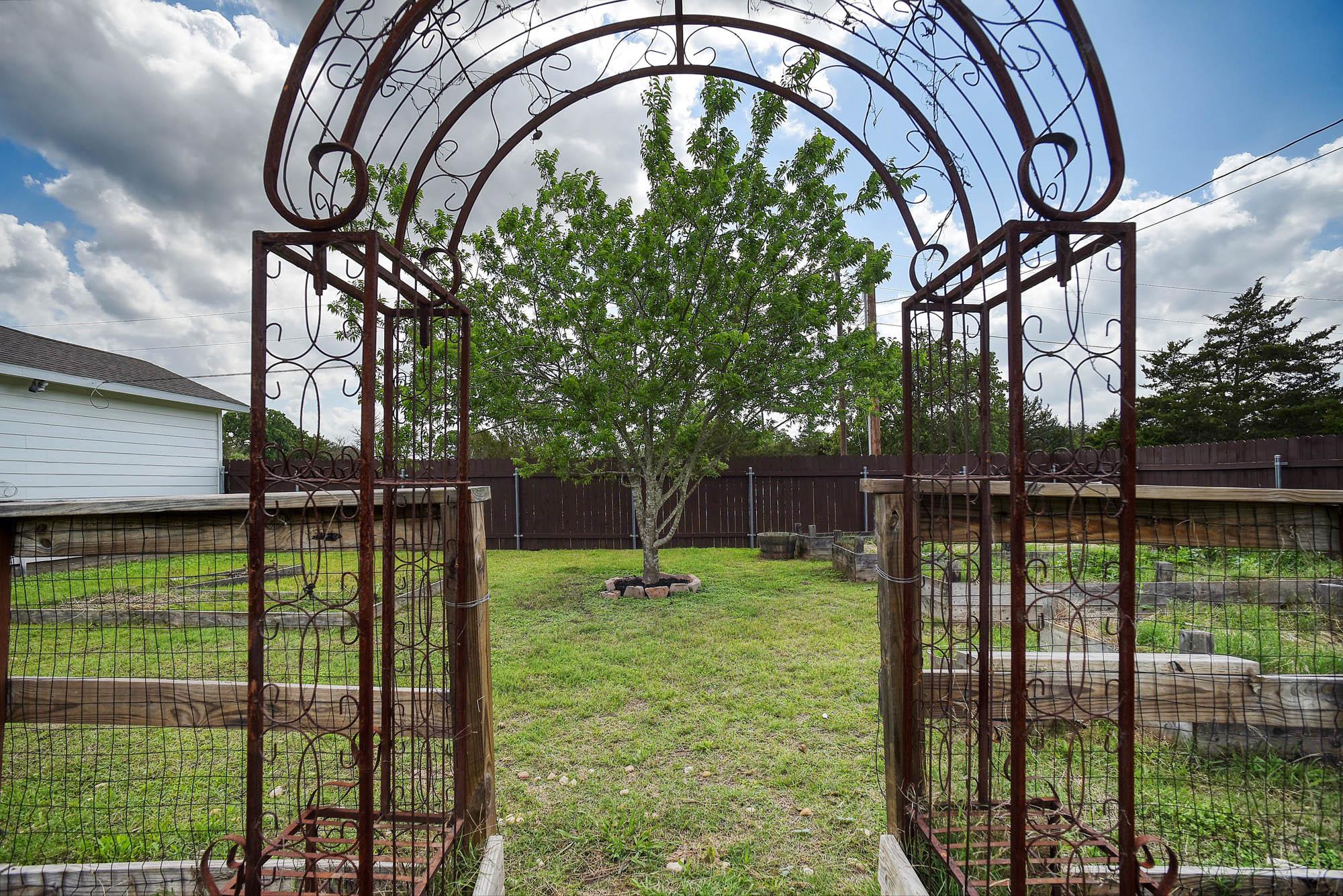 102 W Oak Loop, Cedar Creek, TX 78612