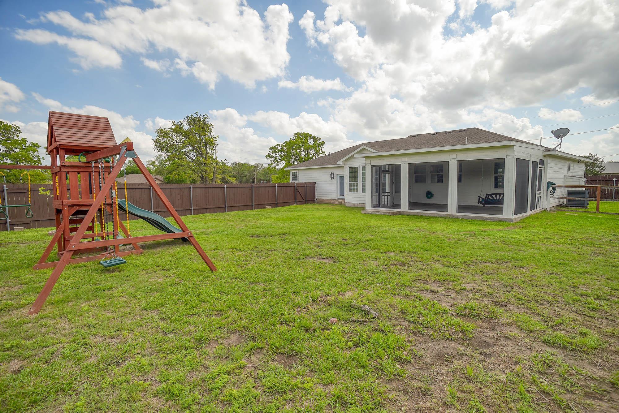 102 W Oak Loop, Cedar Creek, TX 78612