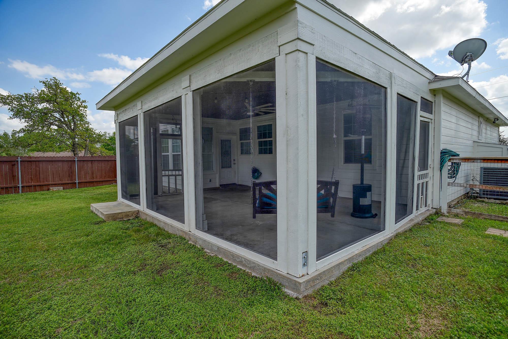 102 W Oak Loop, Cedar Creek, TX 78612