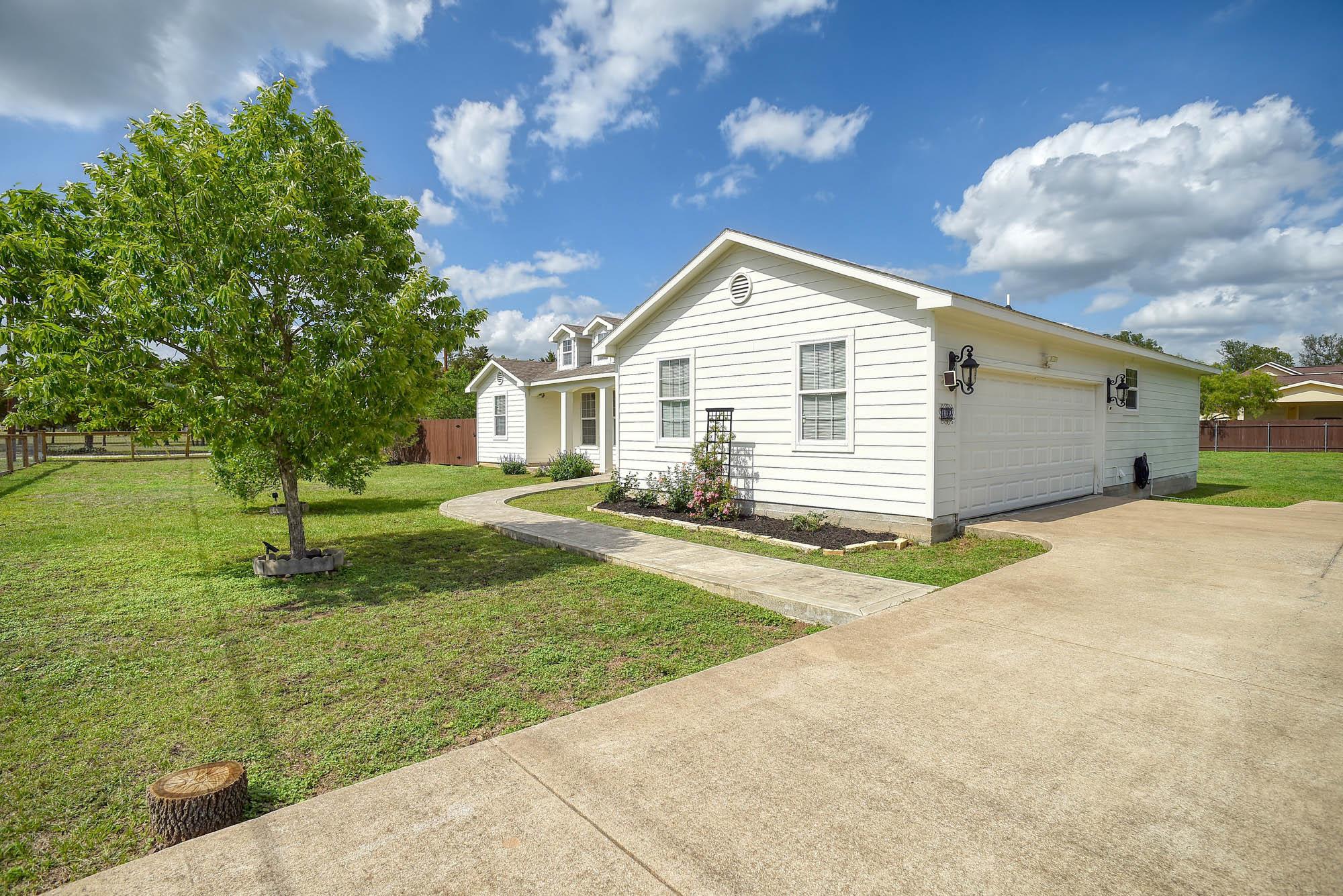 102 W Oak Loop, Cedar Creek, TX 78612