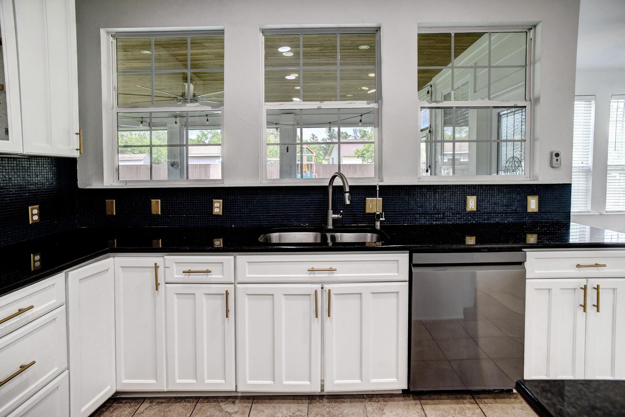 102 W Oak Loop, Cedar Creek, TX 78612