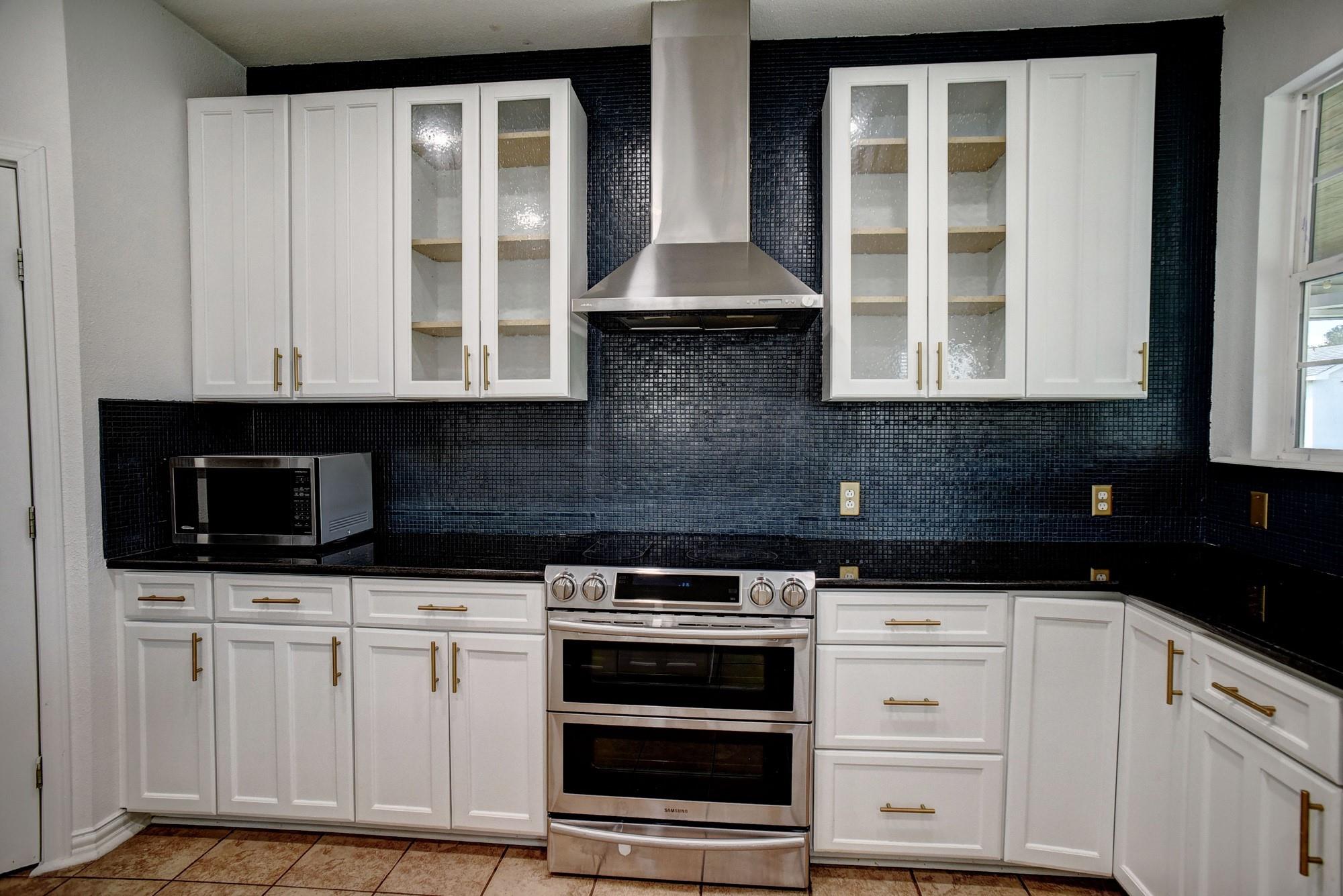 102 W Oak Loop, Cedar Creek, TX 78612