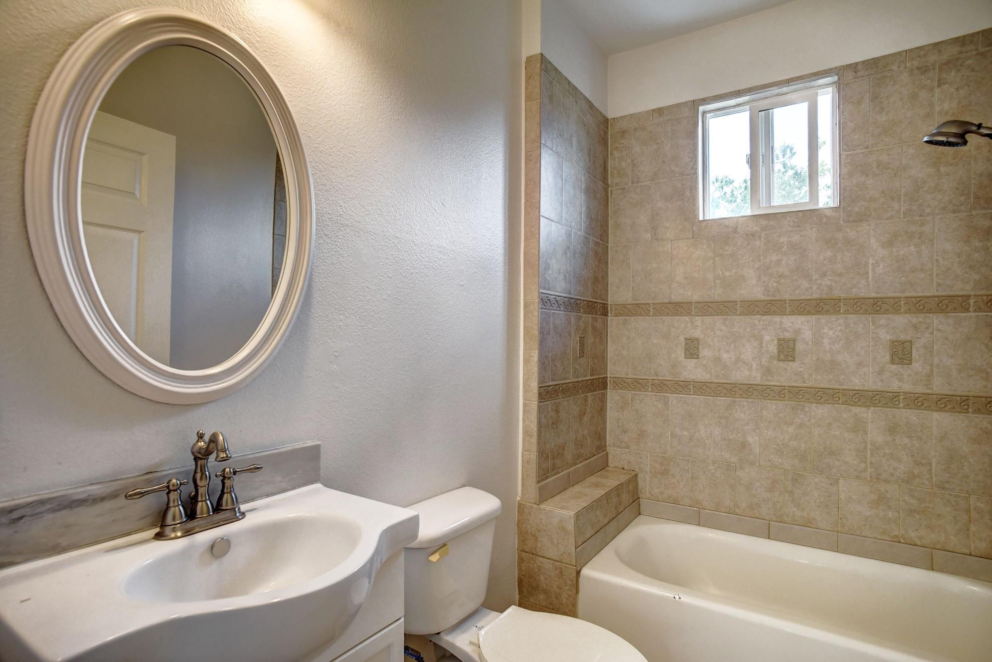 102 W Oak Loop, Cedar Creek, TX 78612