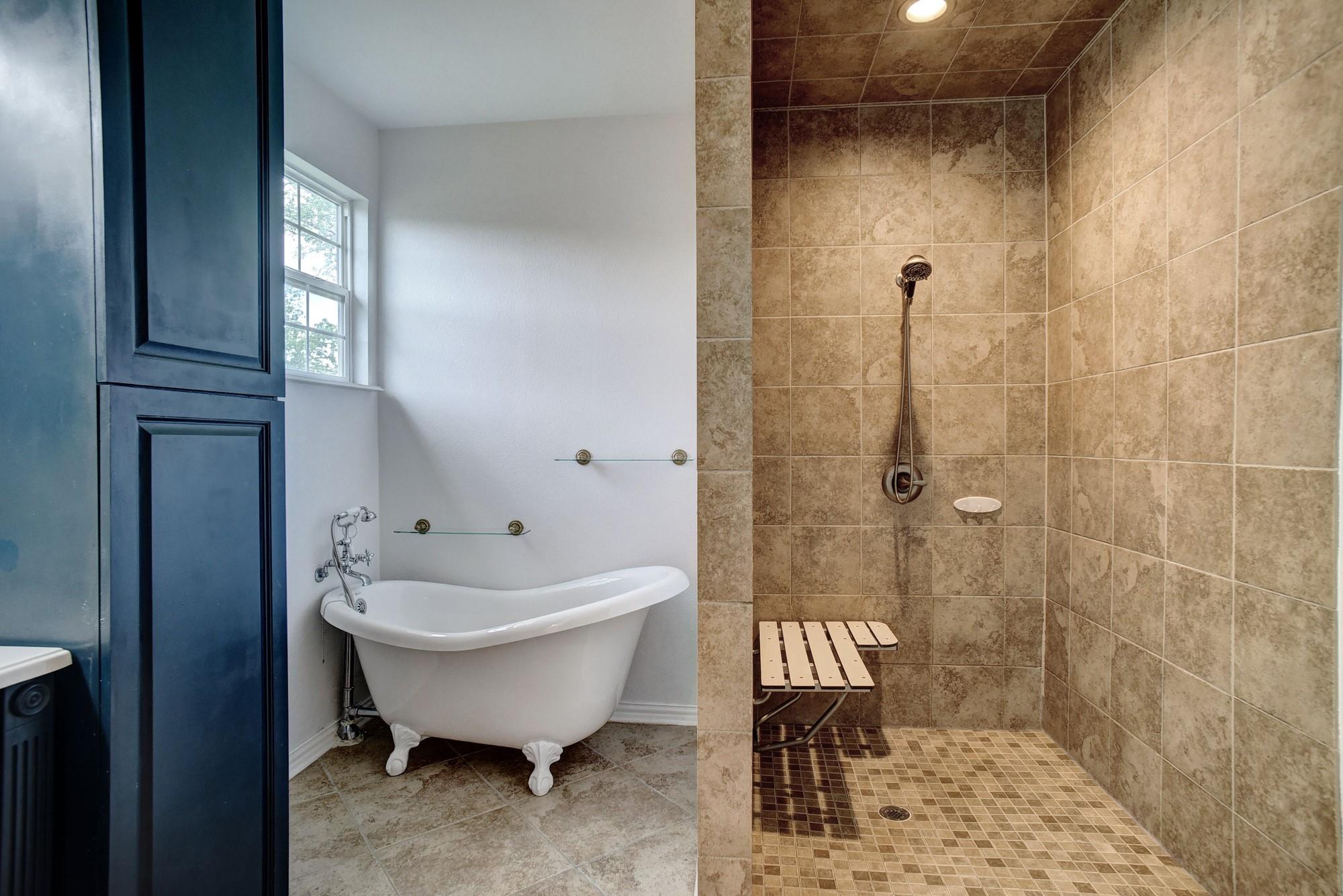 102 W Oak Loop, Cedar Creek, TX 78612