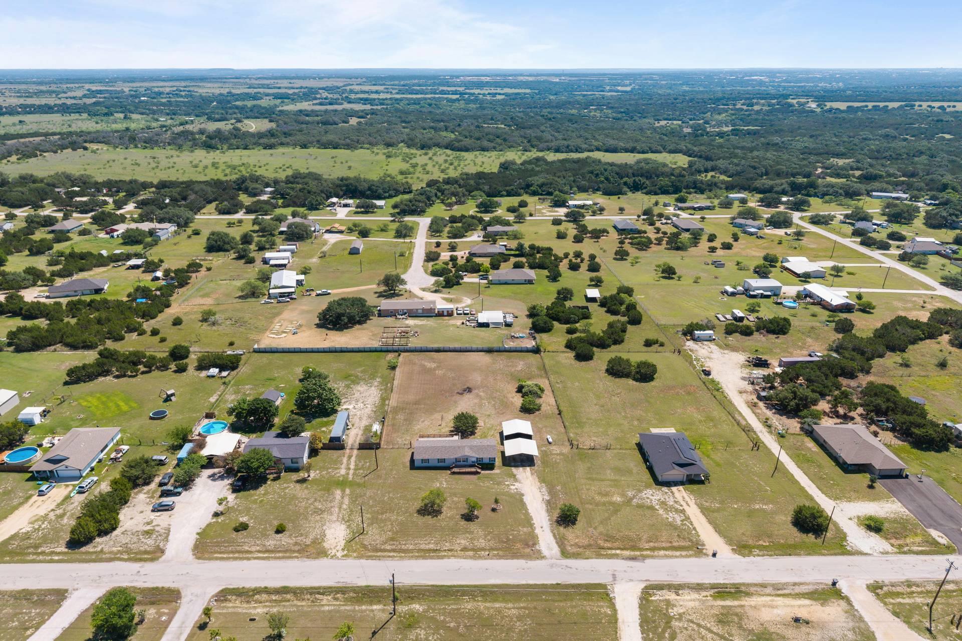 901 Thousand Oaks Trl, Liberty Hill, TX 78642