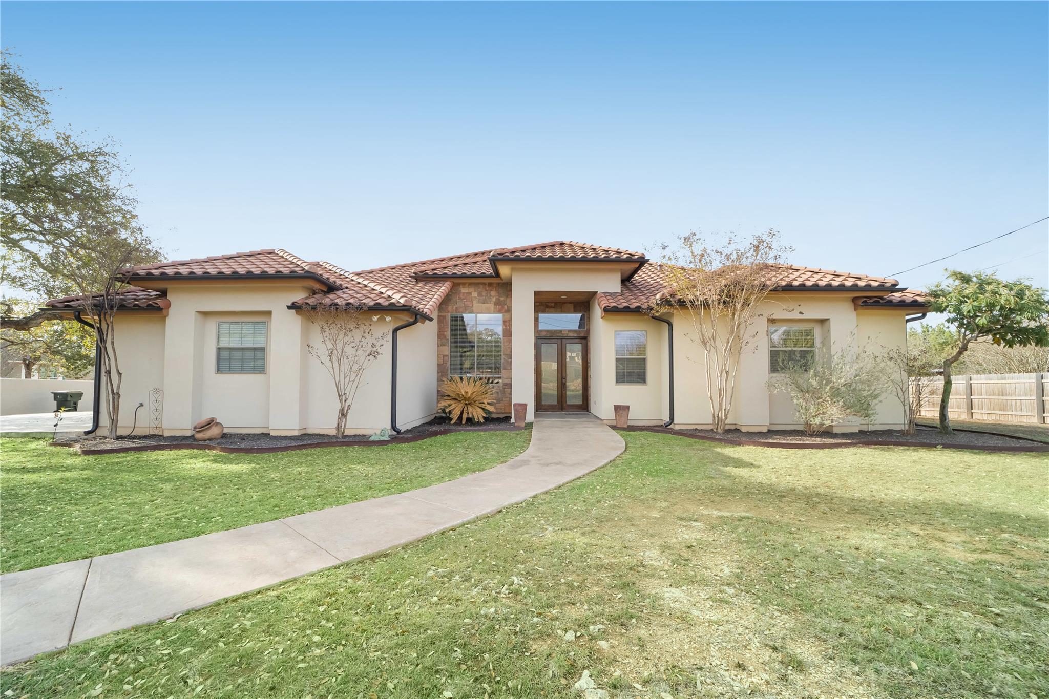 2450 Great Oaks Dr, San Marcos, TX 78666