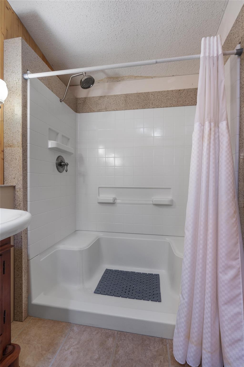 117 Lake View Dr, Spicewood, TX 78669