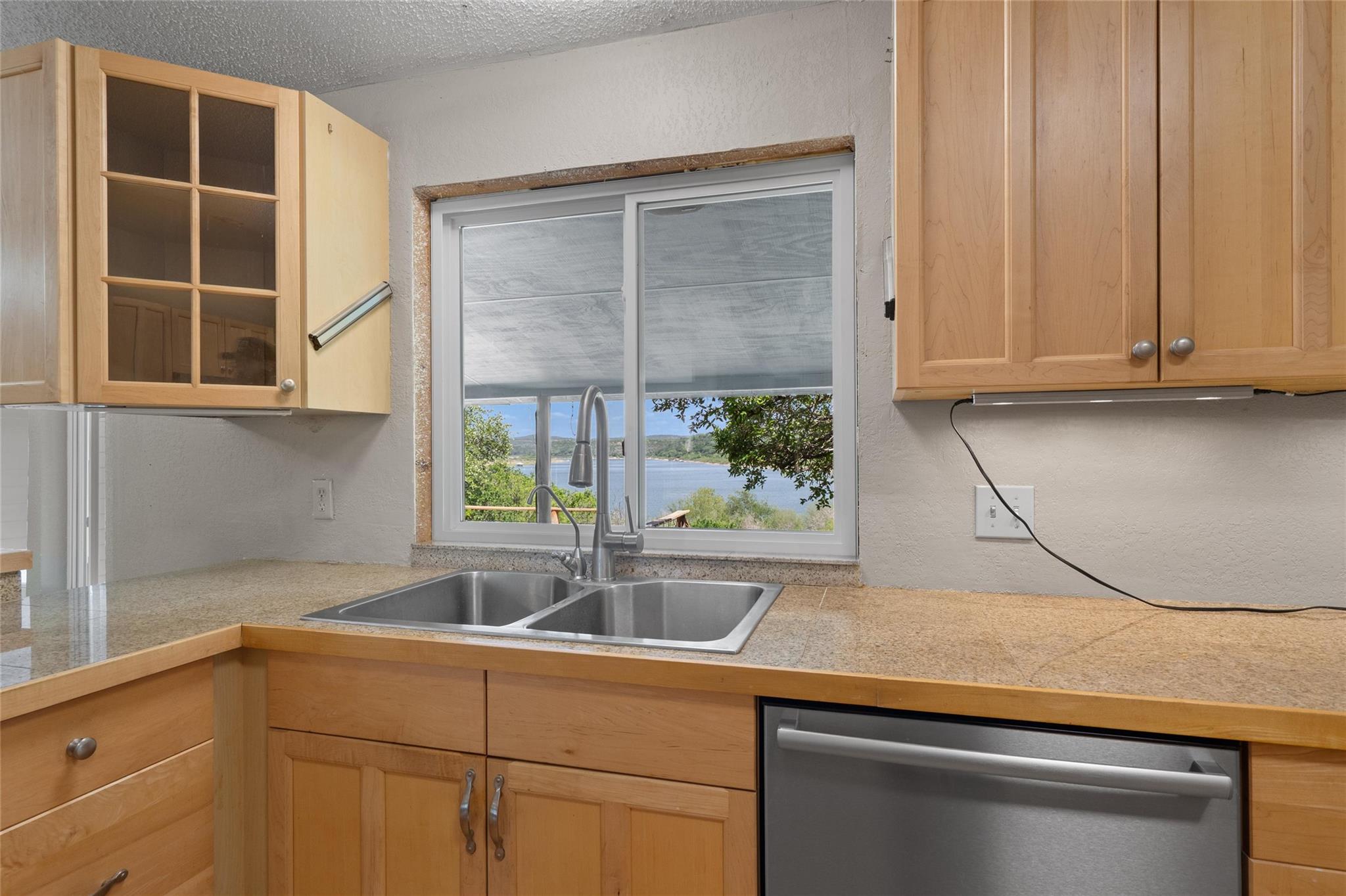 117 Lake View Dr, Spicewood, TX 78669