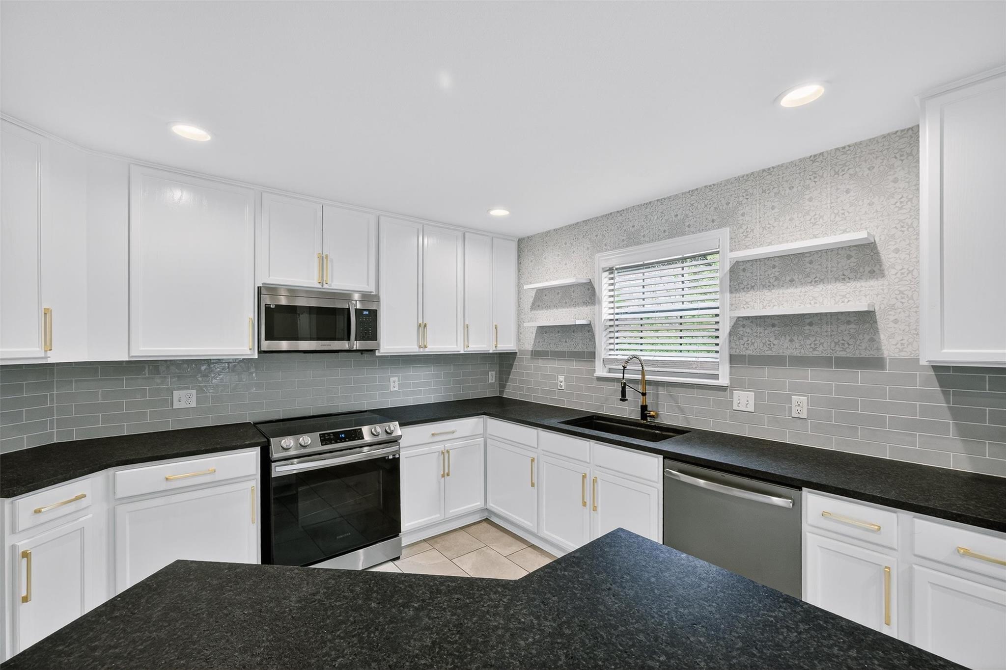 242 Wildwood Dr, Georgetown, TX 78633