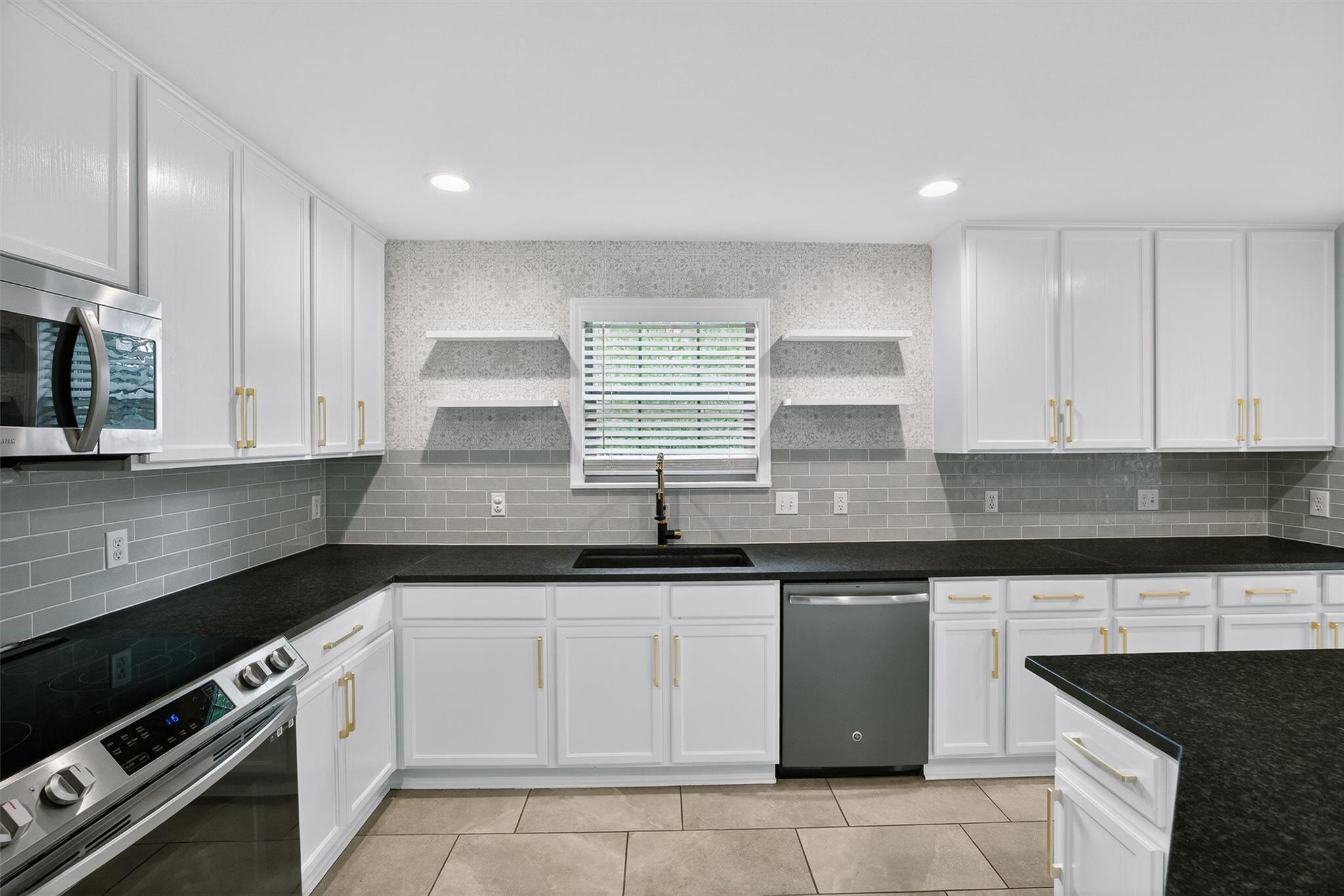 242 Wildwood Dr, Georgetown, TX 78633