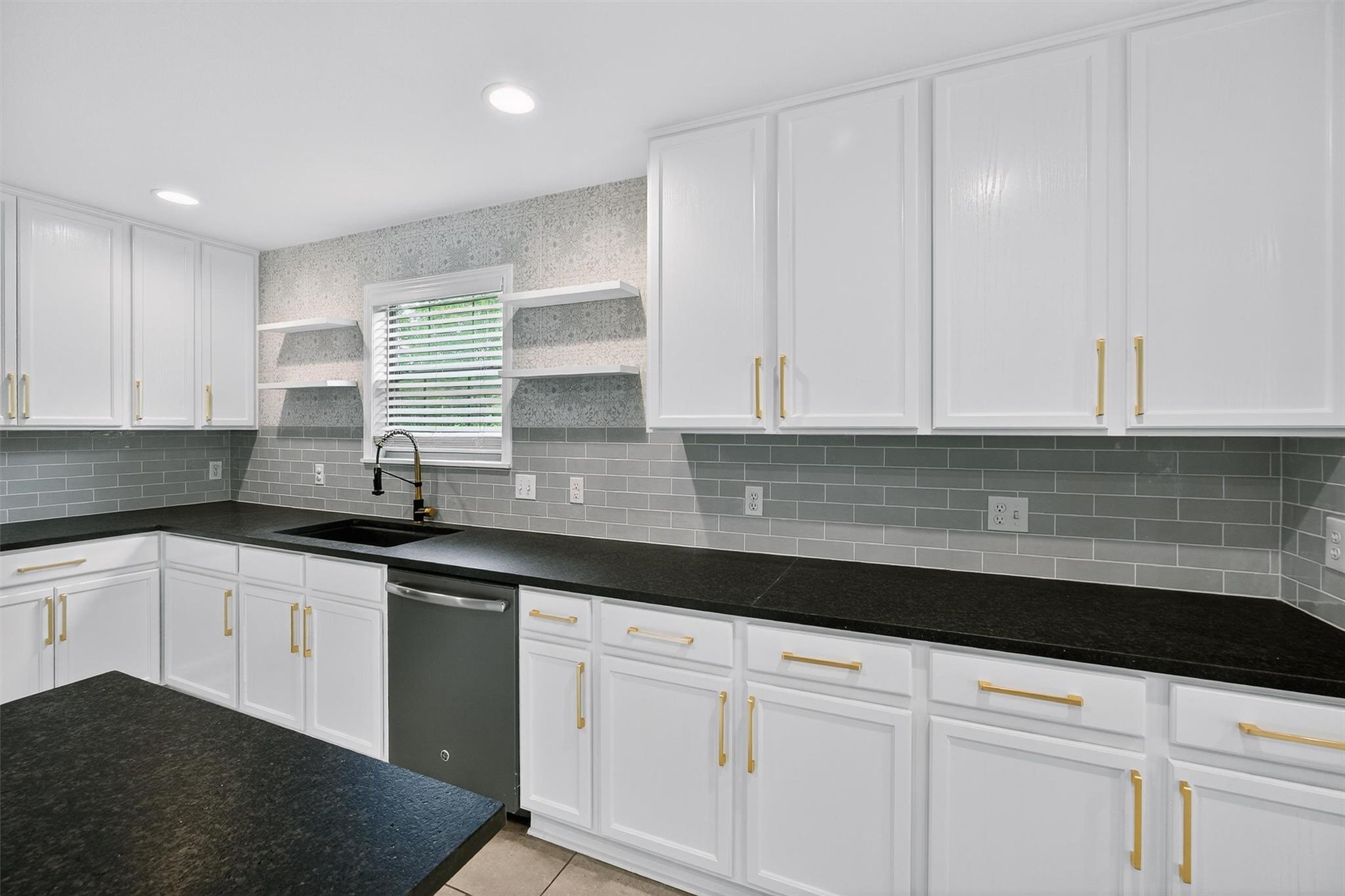 242 Wildwood Dr, Georgetown, TX 78633