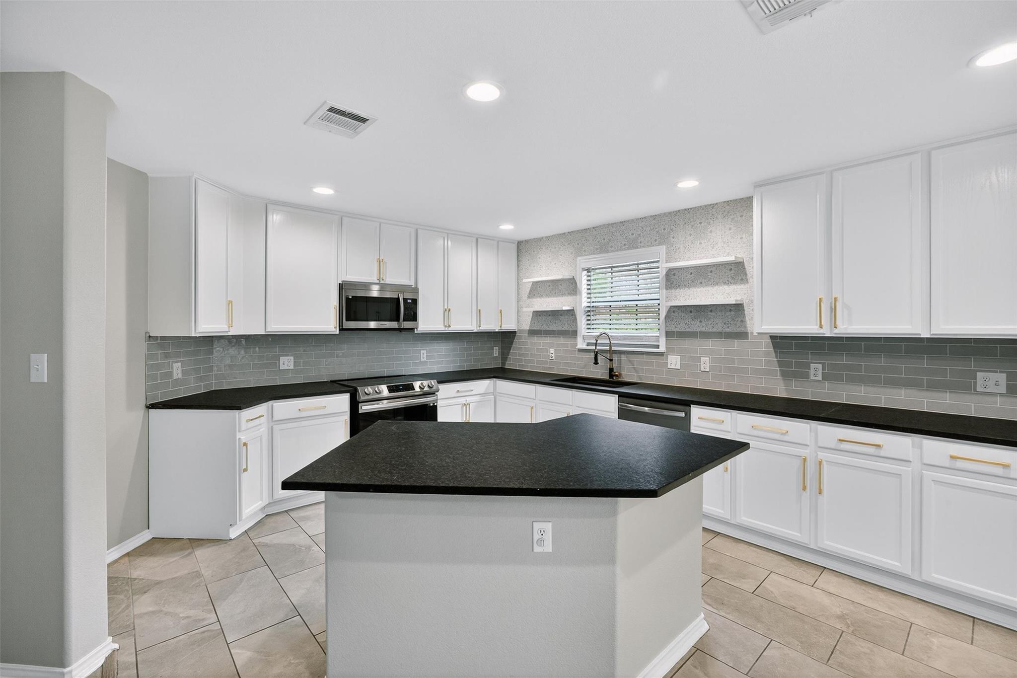 242 Wildwood Dr, Georgetown, TX 78633