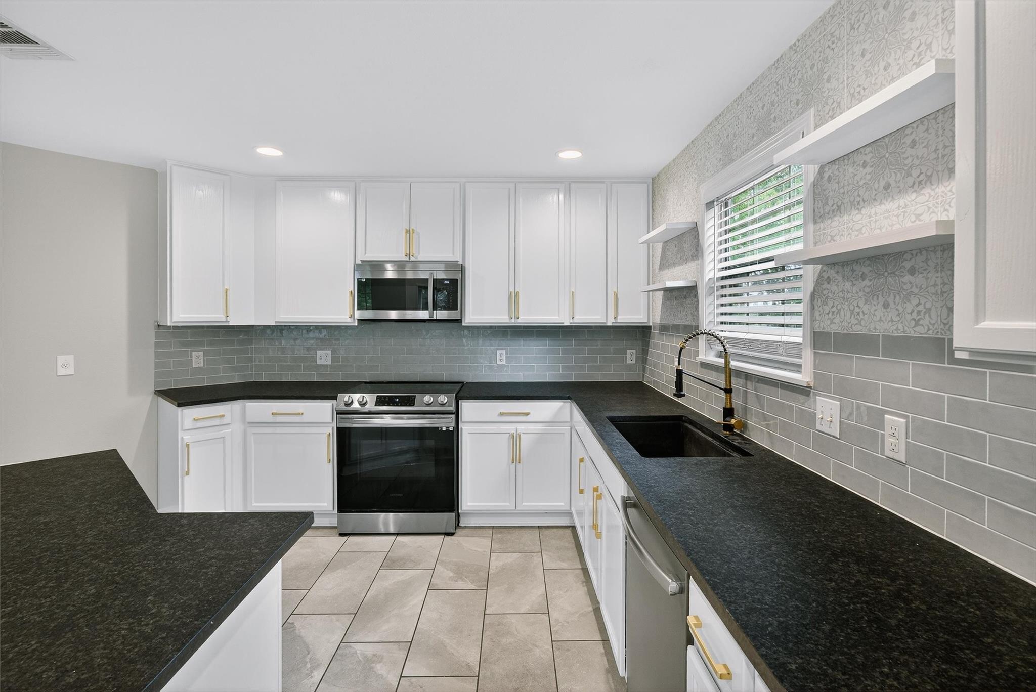 242 Wildwood Dr, Georgetown, TX 78633