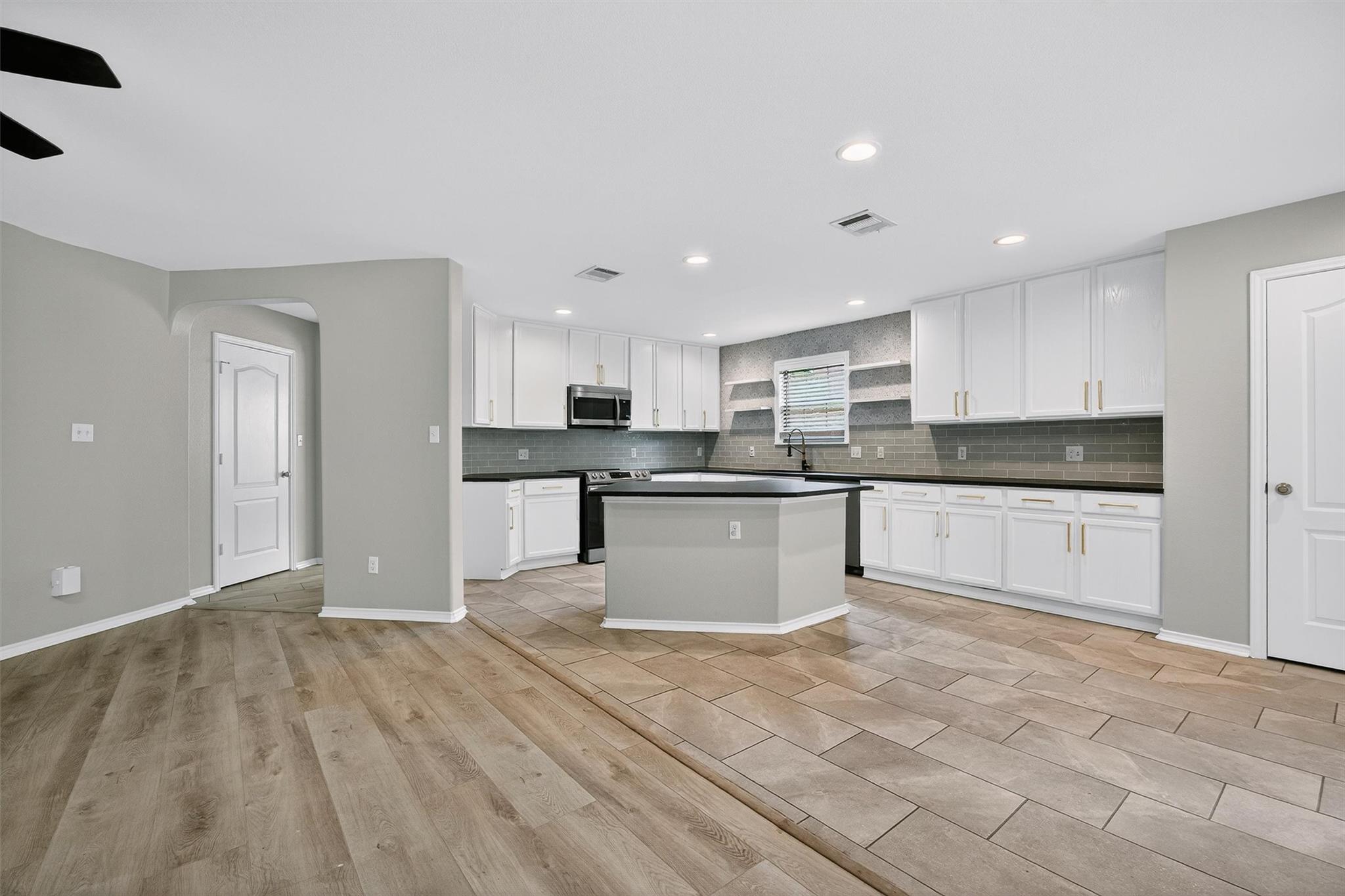 242 Wildwood Dr, Georgetown, TX 78633