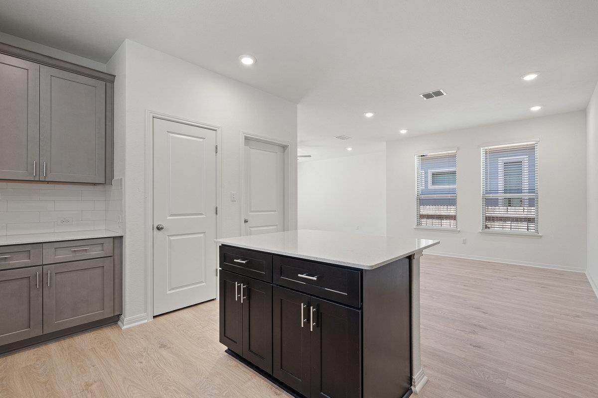 424 Treadwell Ln, Kyle, TX 78640