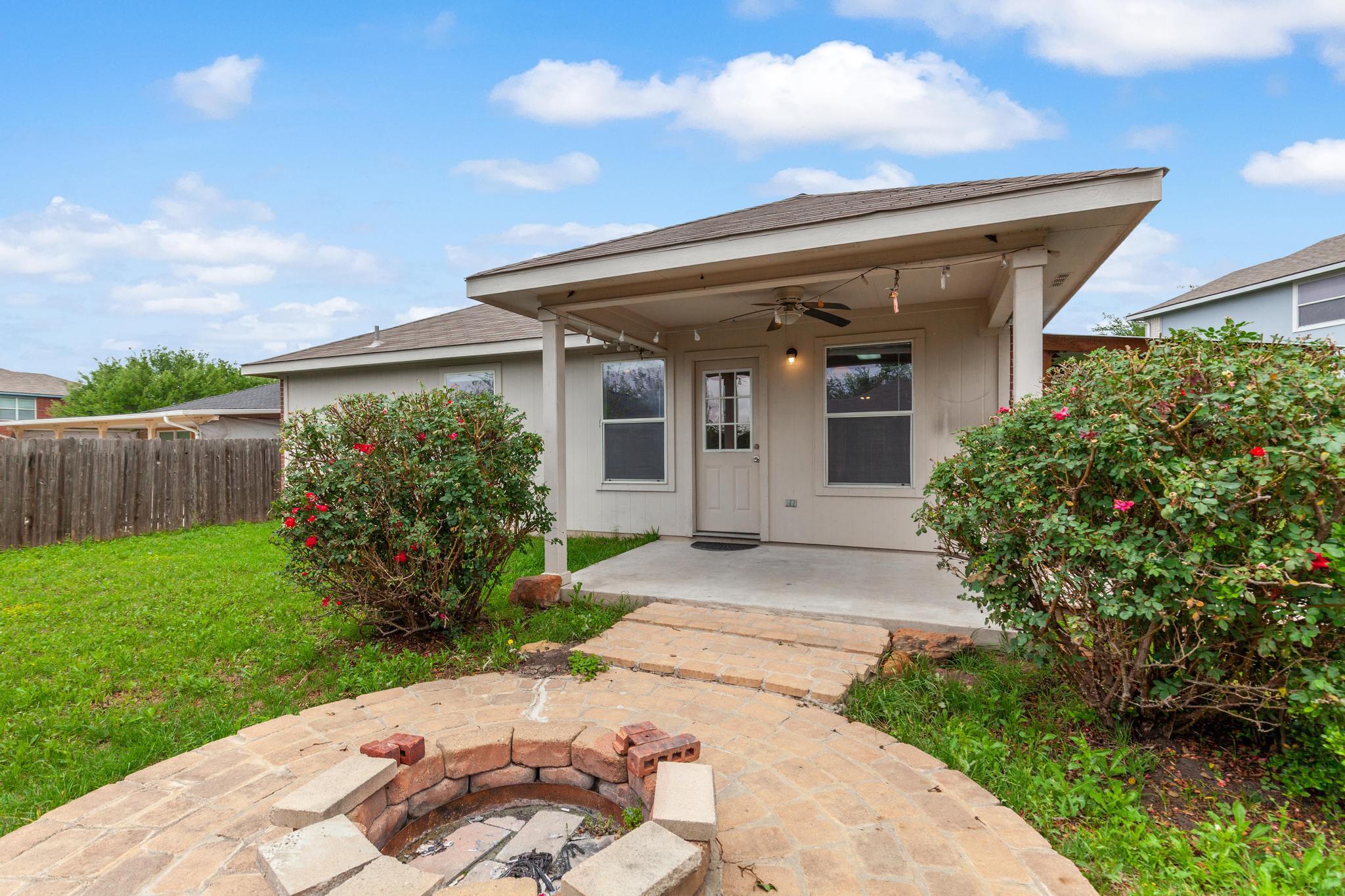 104 Paddington Way, Hutto, TX 78634