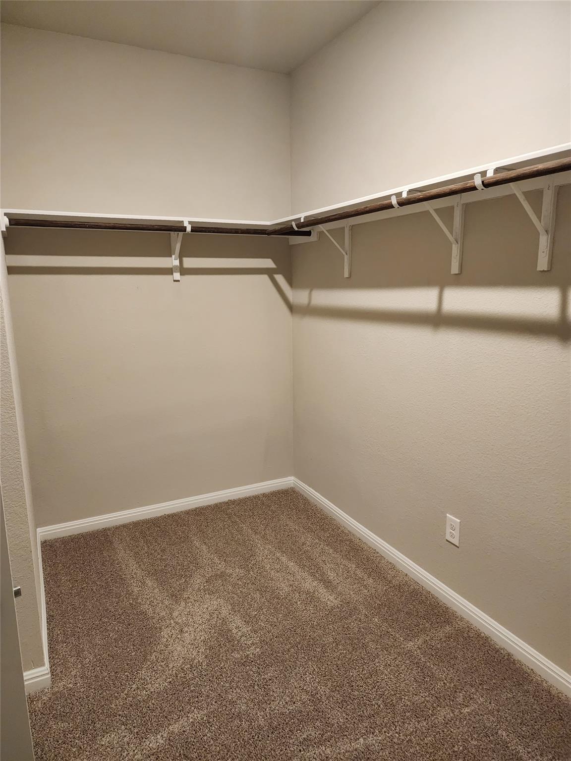 120 Greenspire Ln, Hutto, TX 78634