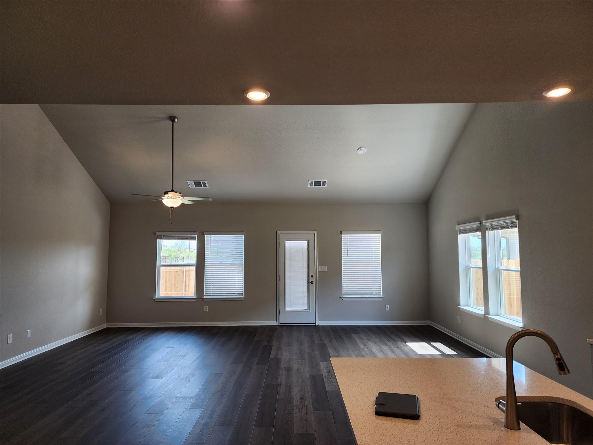 120 Greenspire Ln, Hutto, TX 78634