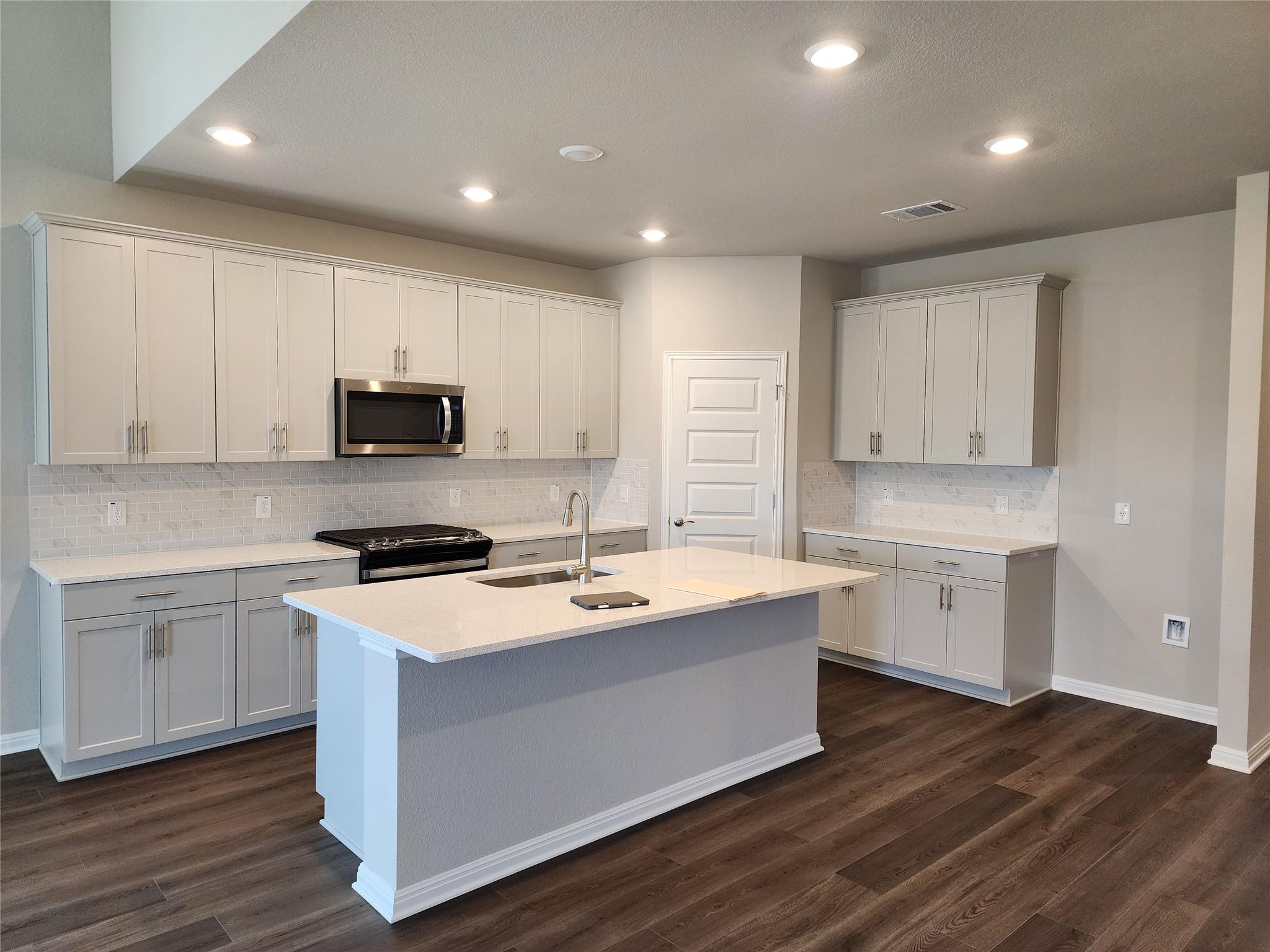 120 Greenspire Ln, Hutto, TX 78634