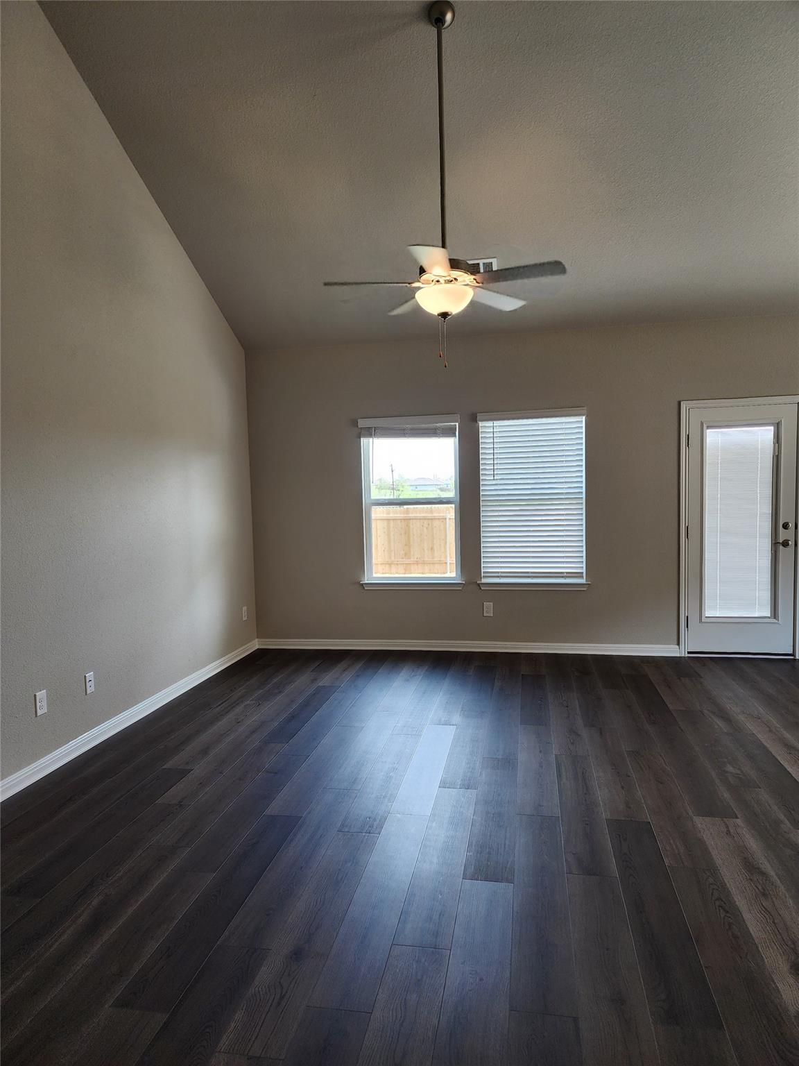 120 Greenspire Ln, Hutto, TX 78634