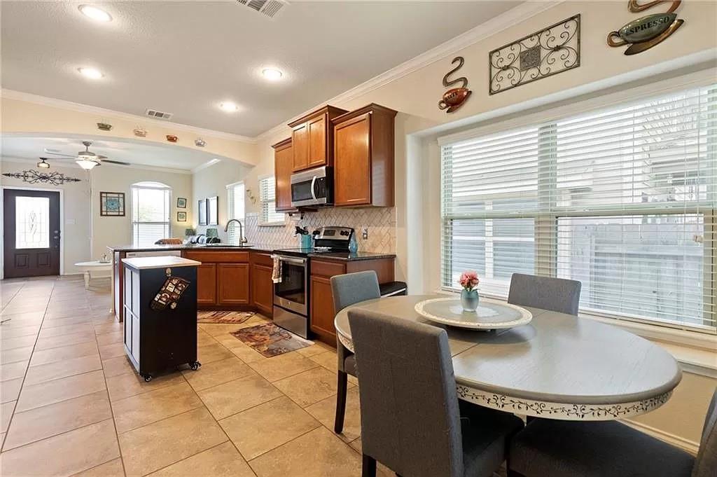 156 Golden Eagle Ln, Leander, TX 78641