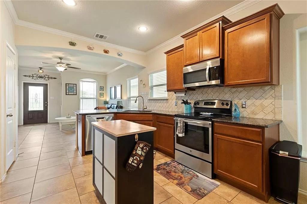 156 Golden Eagle Ln, Leander, TX 78641