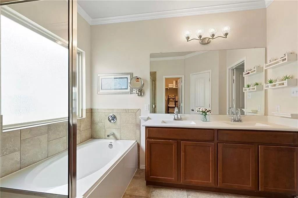 156 Golden Eagle Ln, Leander, TX 78641