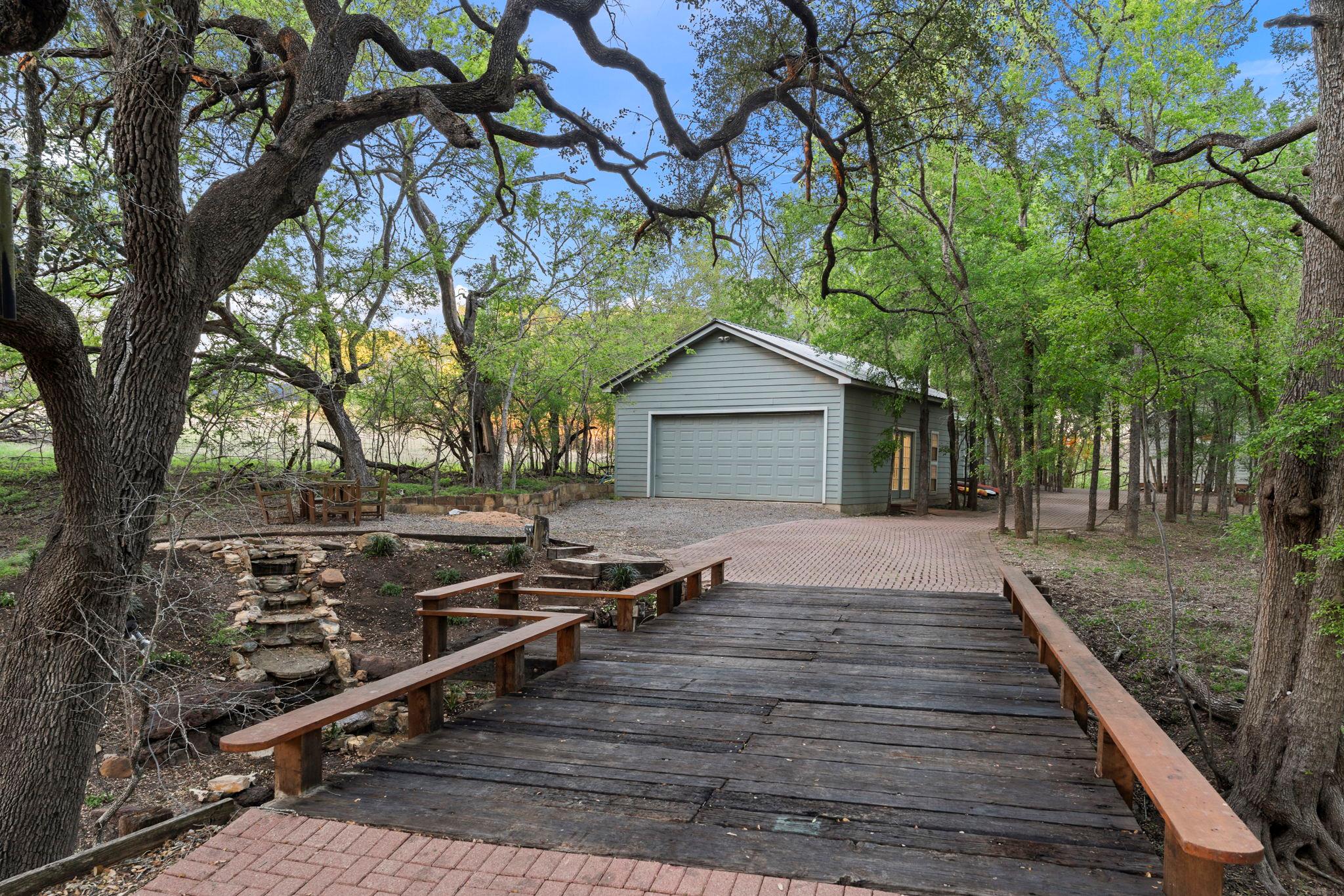 200 Red Bird Ln, Kingsbury, TX 78638