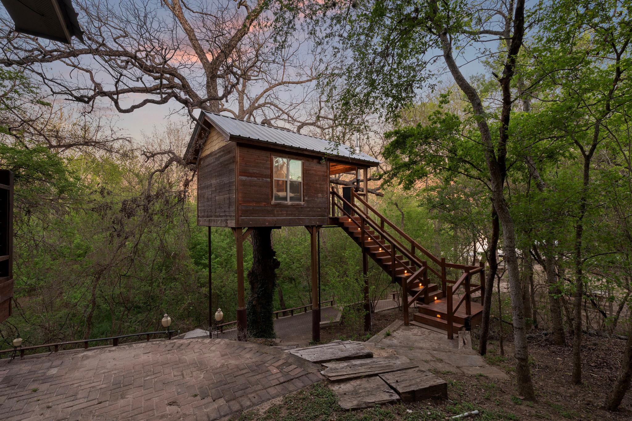 200 Red Bird Ln, Kingsbury, TX 78638