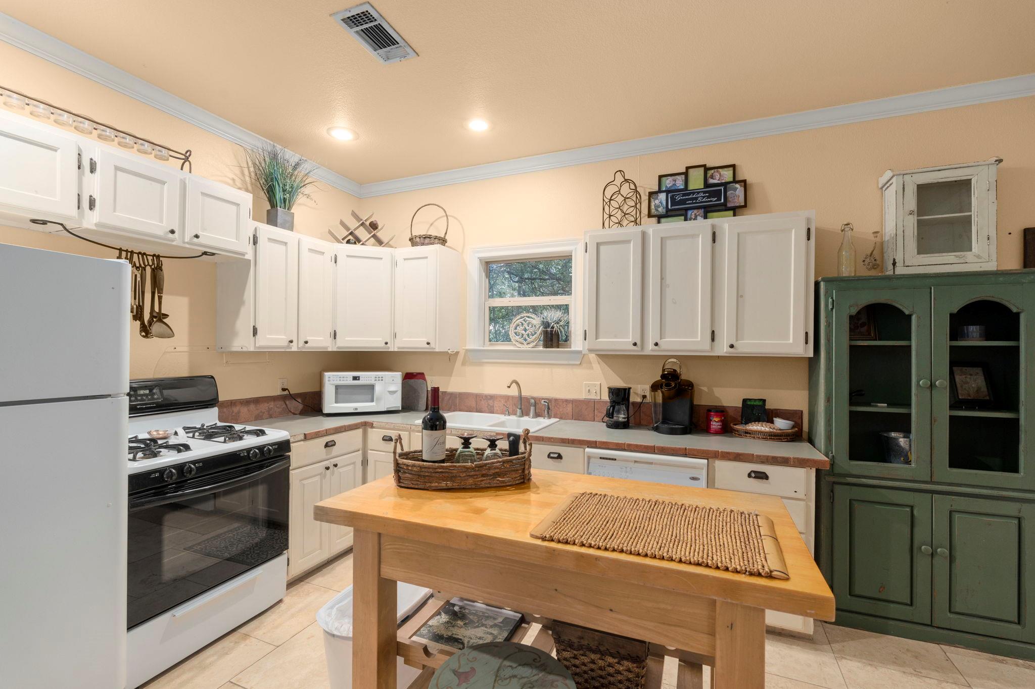 200 Red Bird Ln, Kingsbury, TX 78638