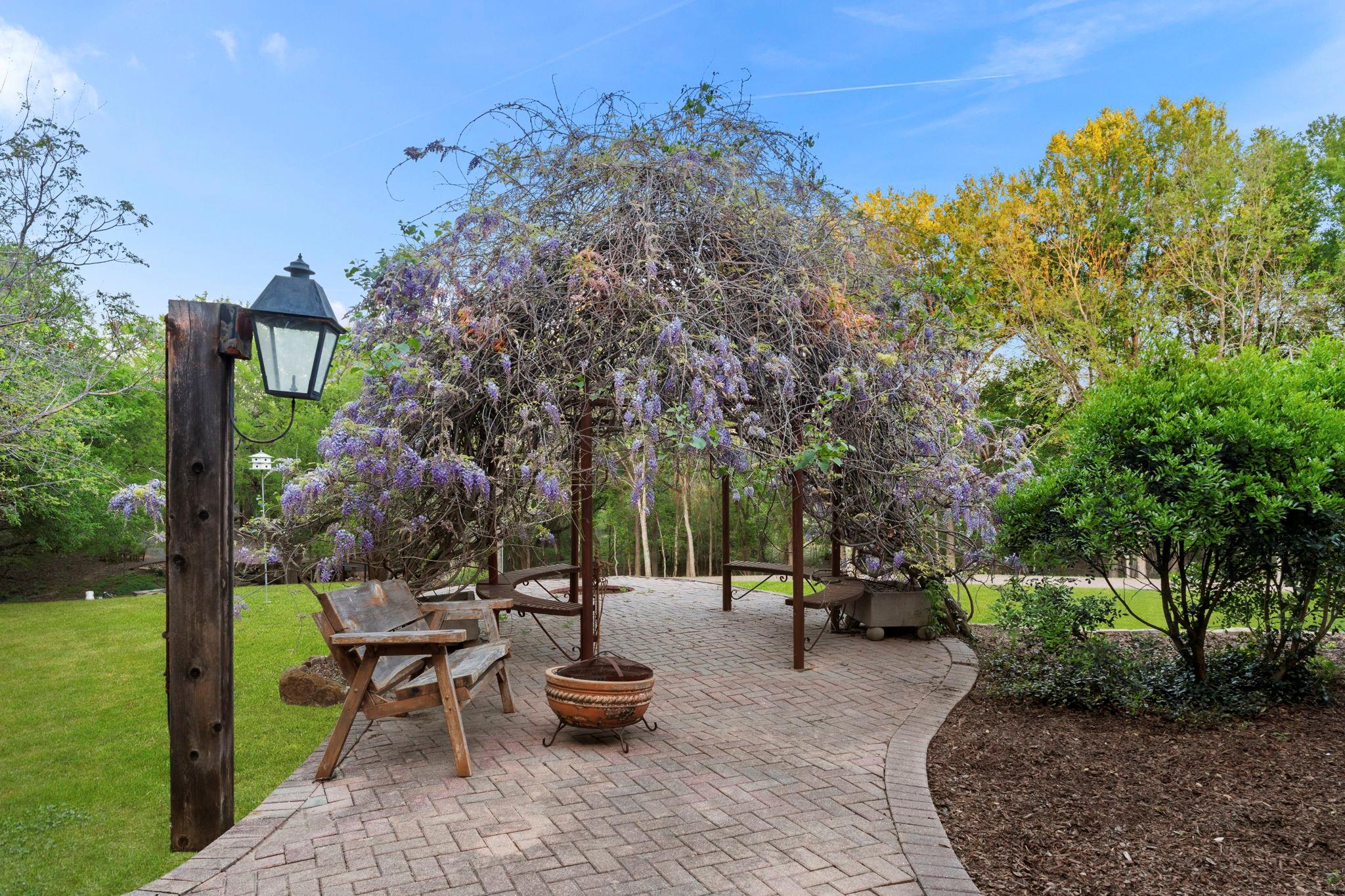 200 Red Bird Ln, Kingsbury, TX 78638