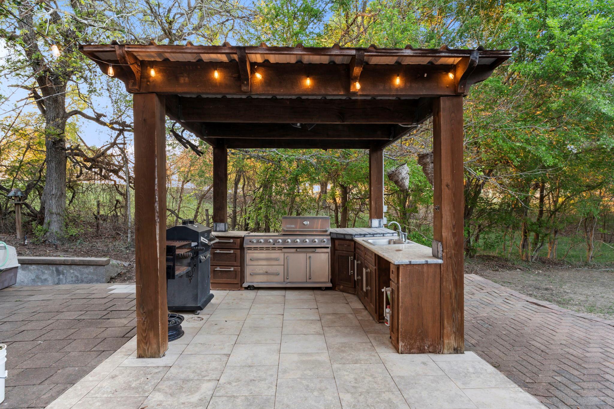 200 Red Bird Ln, Kingsbury, TX 78638