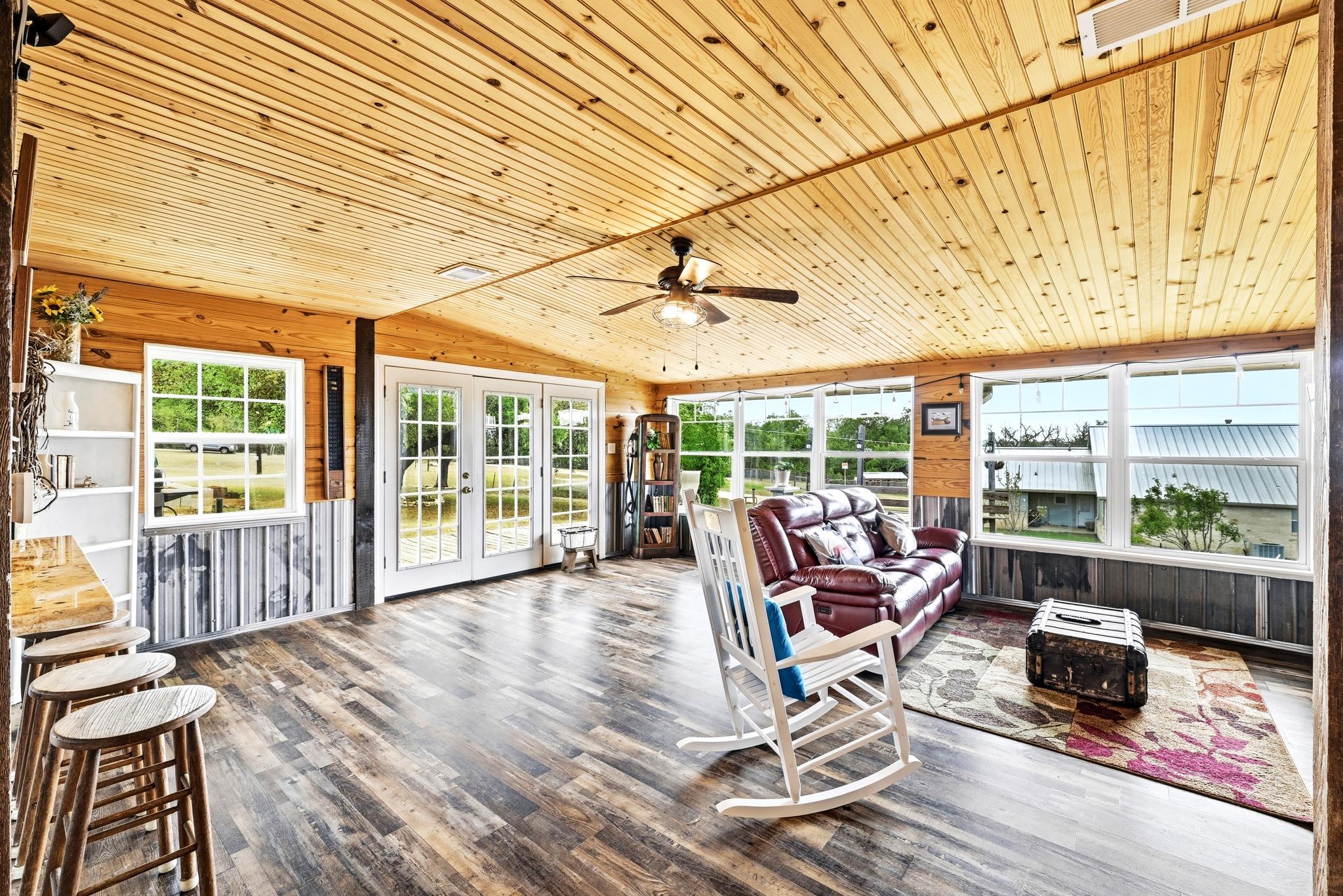 127 Klbj Rd, Smithville, TX 78957