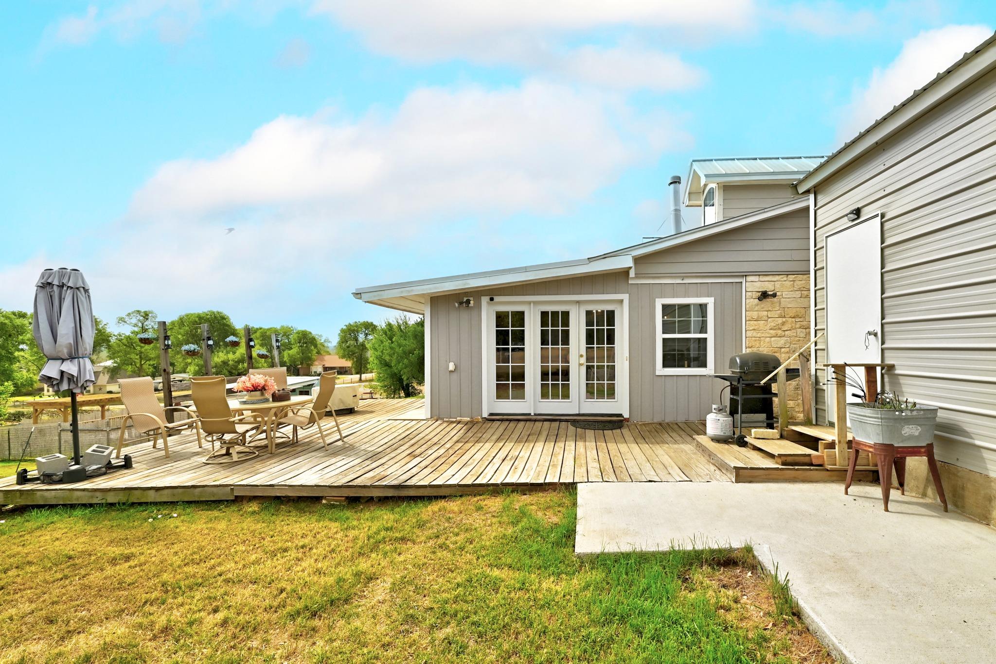 127 Klbj Rd, Smithville, TX 78957